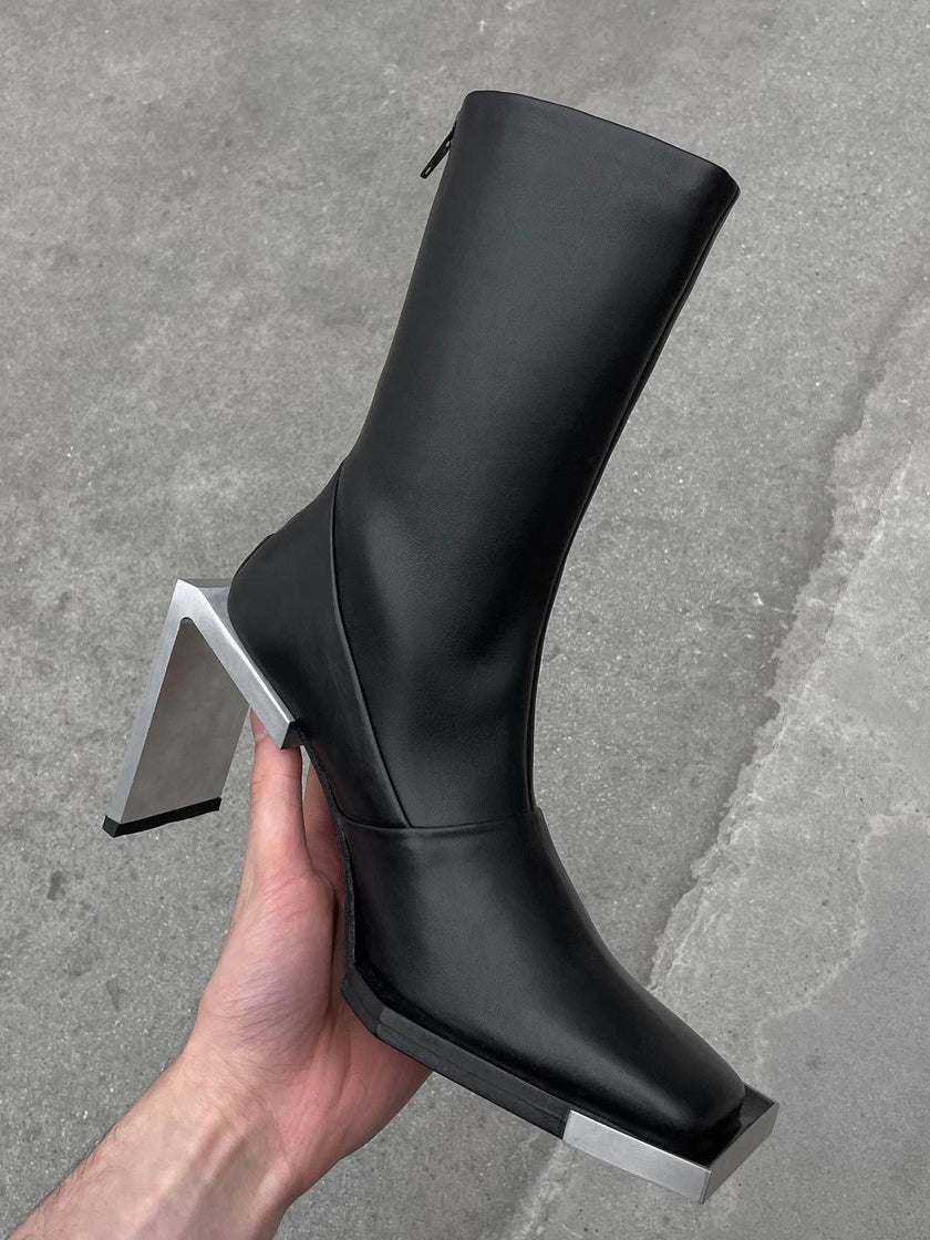 HE, product: ANKLE-HIGH BOOTS (Fig. 22)