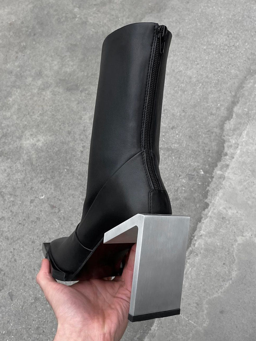 HE, product: ANKLE-HIGH BOOTS (Fig. 23)