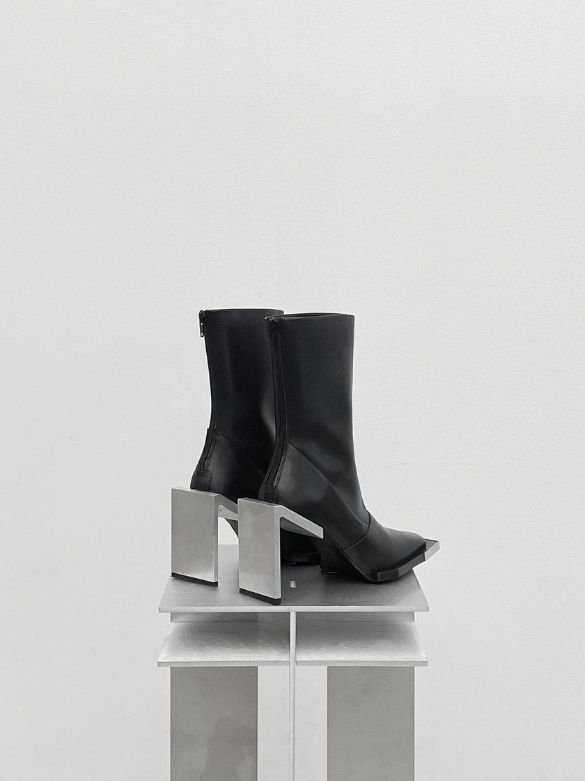 HE, product: ANKLE-HIGH BOOTS (Fig. 25)