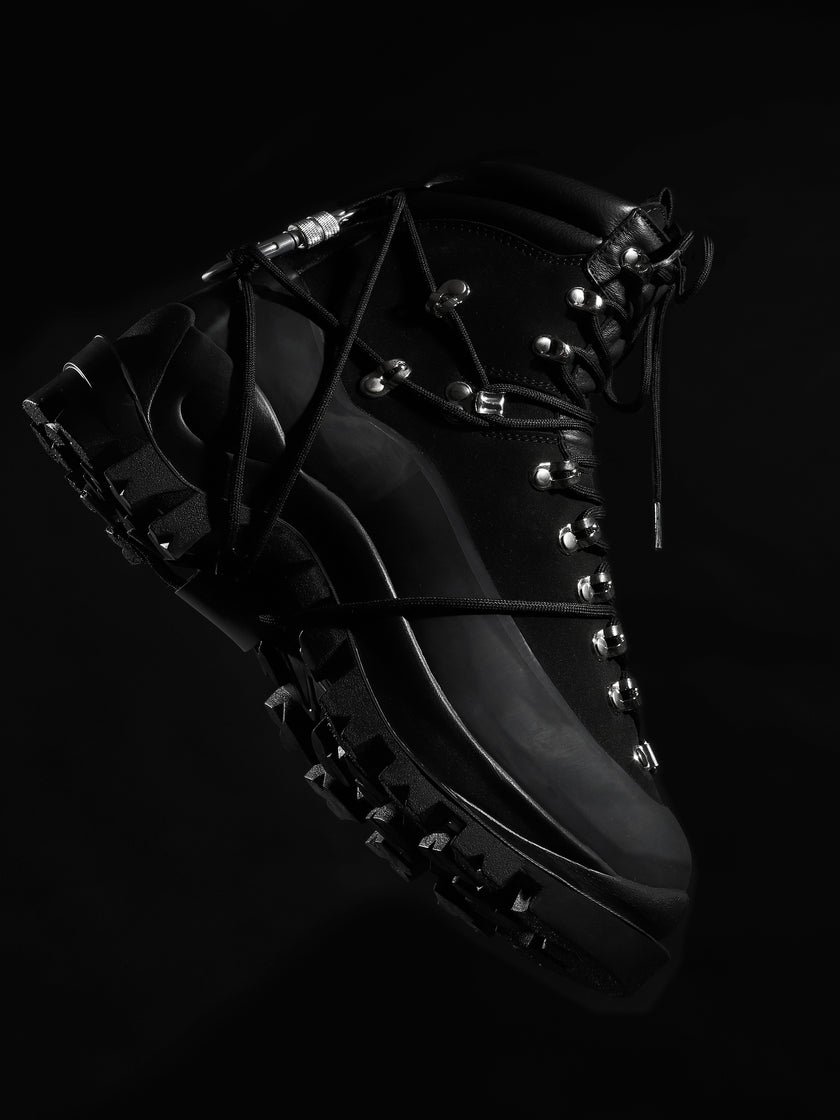 HE, product: HIKING BOOTS (Fig. 18)