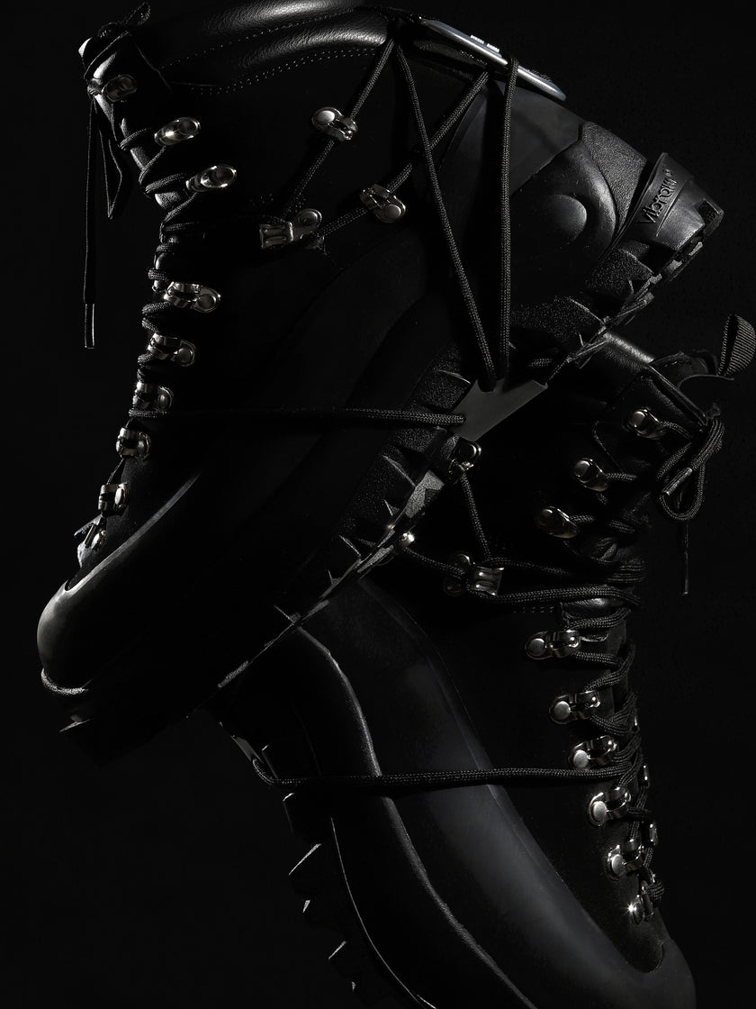 HE, product: HIKING BOOTS (Fig. 10)