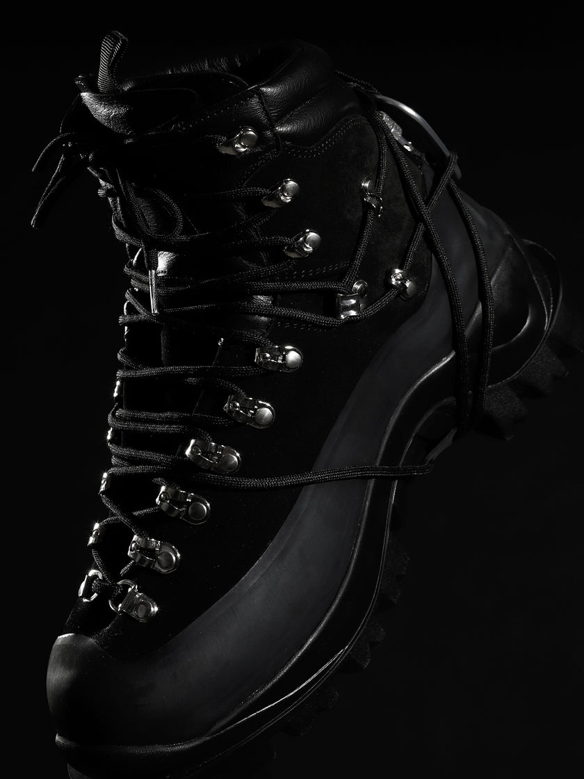 HE, product: HIKING BOOTS (Fig. 15)