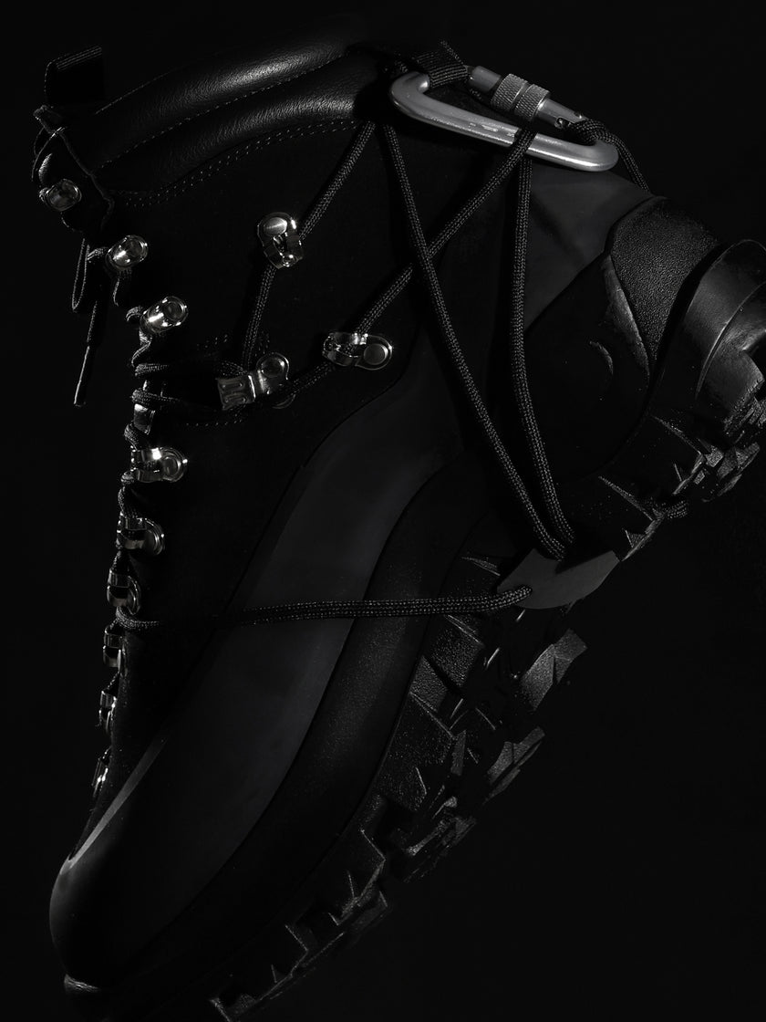 HE, product: HIKING BOOTS (Fig. 13)