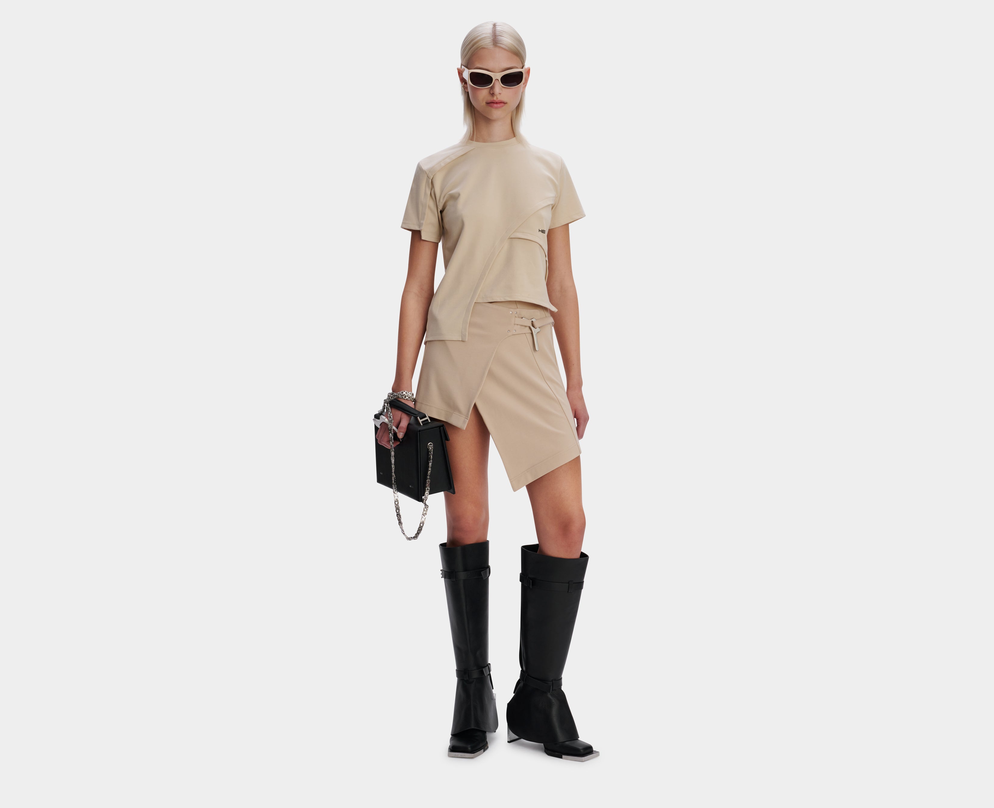 HE, product: DECONSTRUCTURED T-SHIRT (Fig. 4)