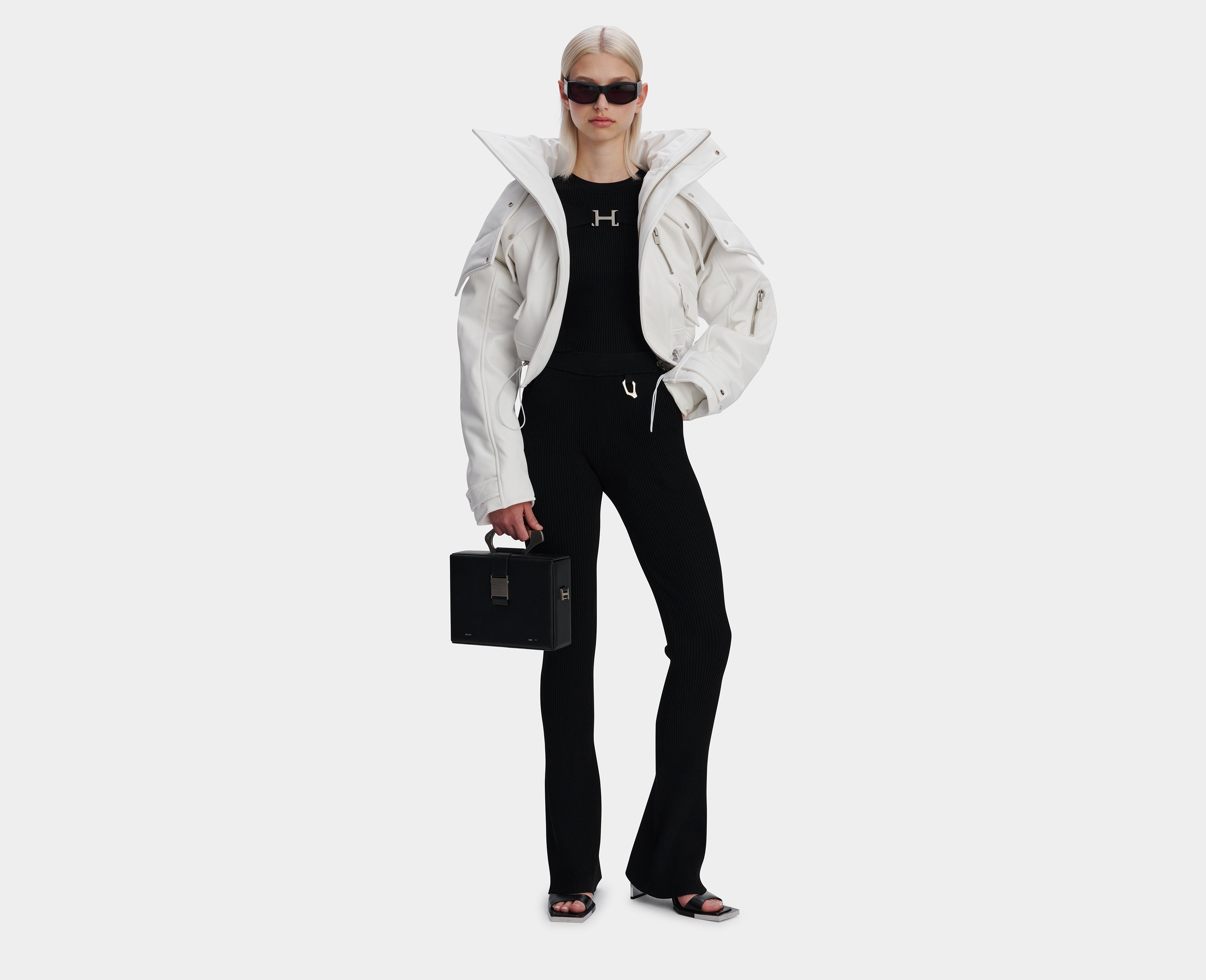 HE, product: IDENTIC KNIT TROUSERS (Fig. 4)