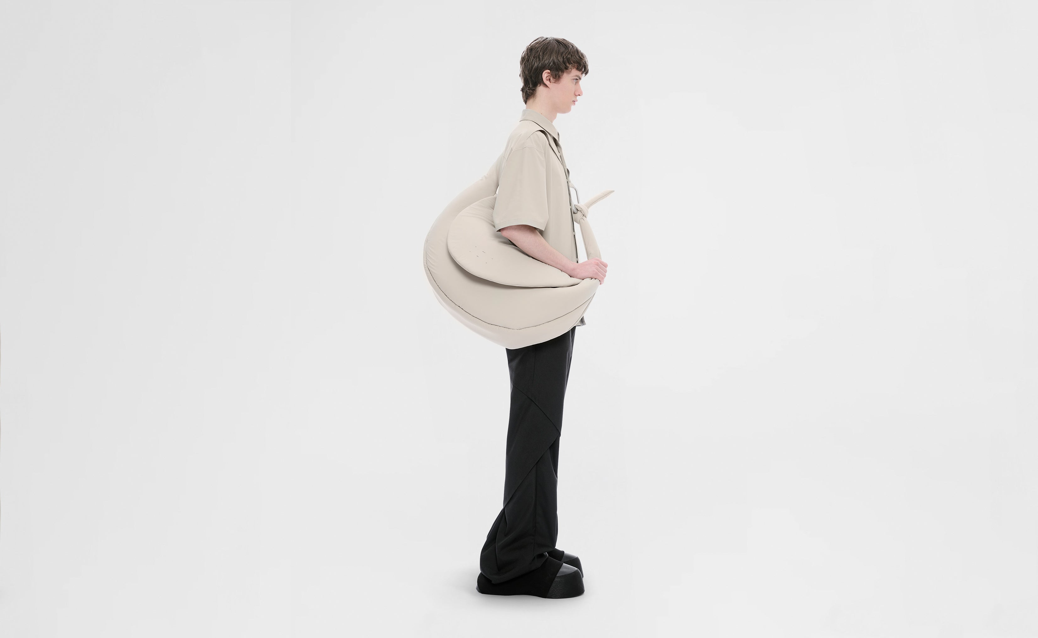 HE, product: MAXI CROSSBODY BAG (Fig. 6)