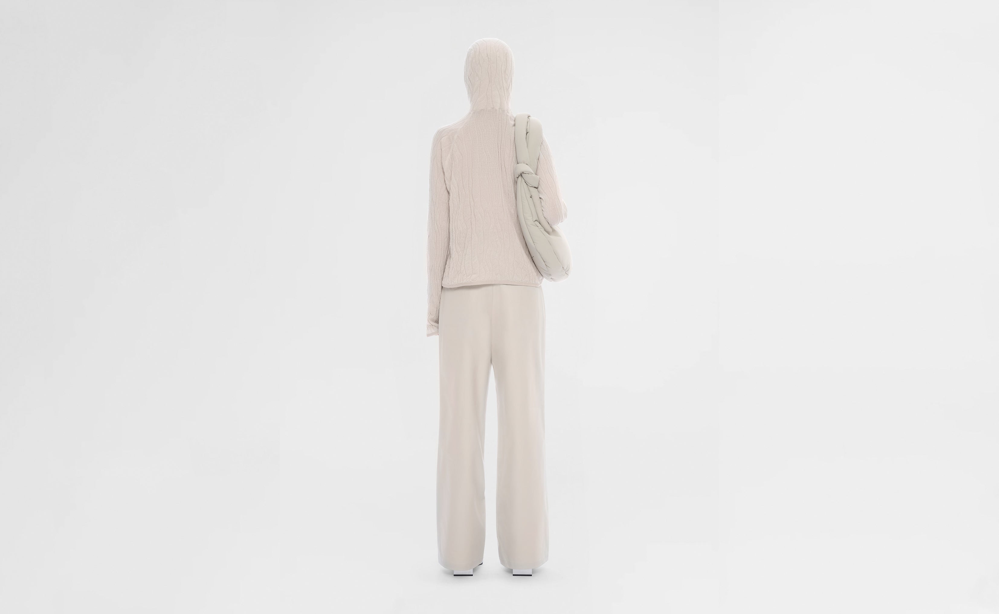 HE, product: ATTACHE TOTE (Fig. 4)