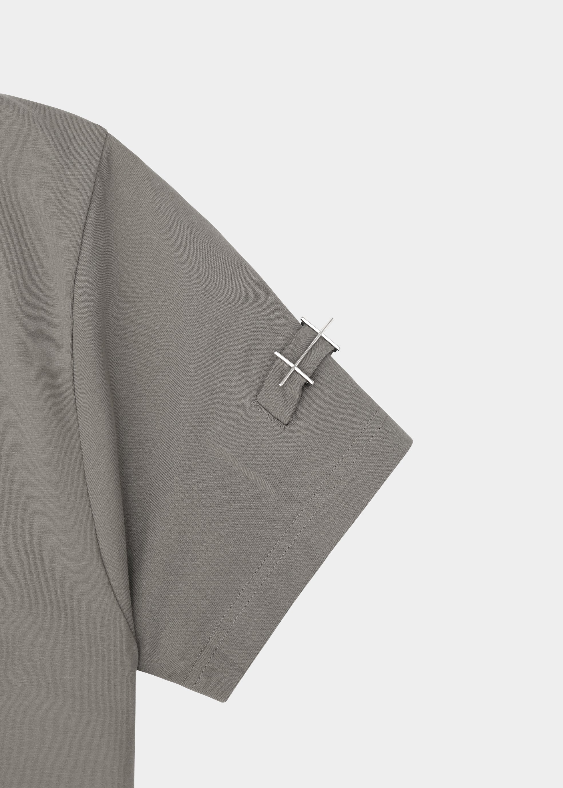 HE, product: ARMBAND T-SHIRT (Fig. 6)