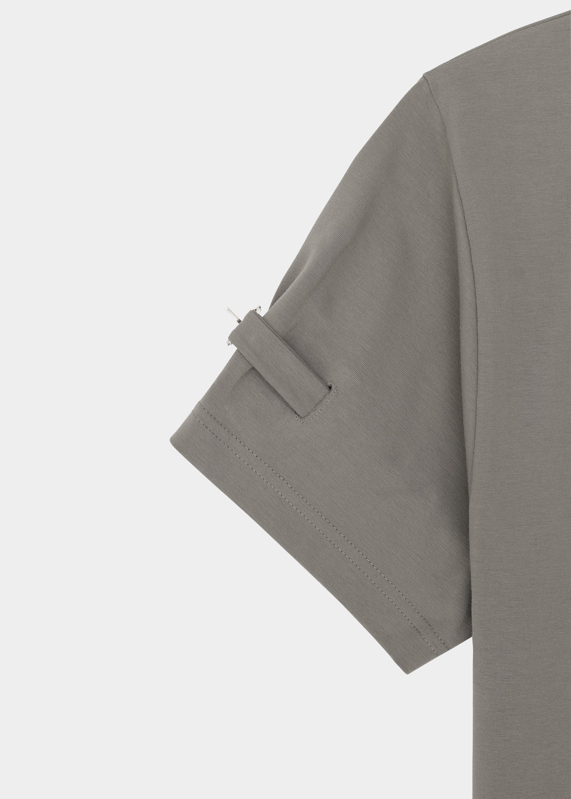 HE, product: ARMBAND T-SHIRT (Fig. 7)