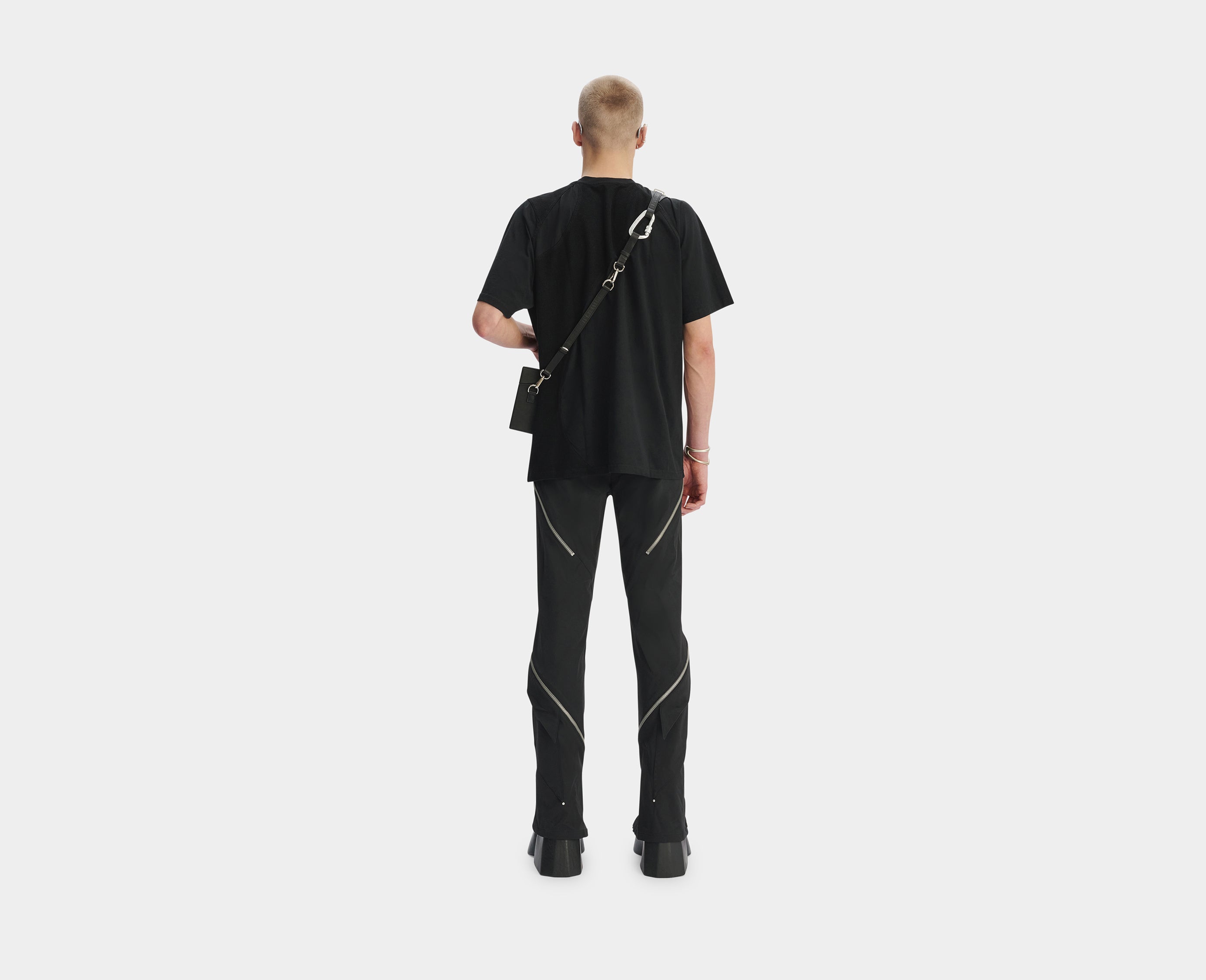HE, product: CONTRAST T-SHIRT (Fig. 4)