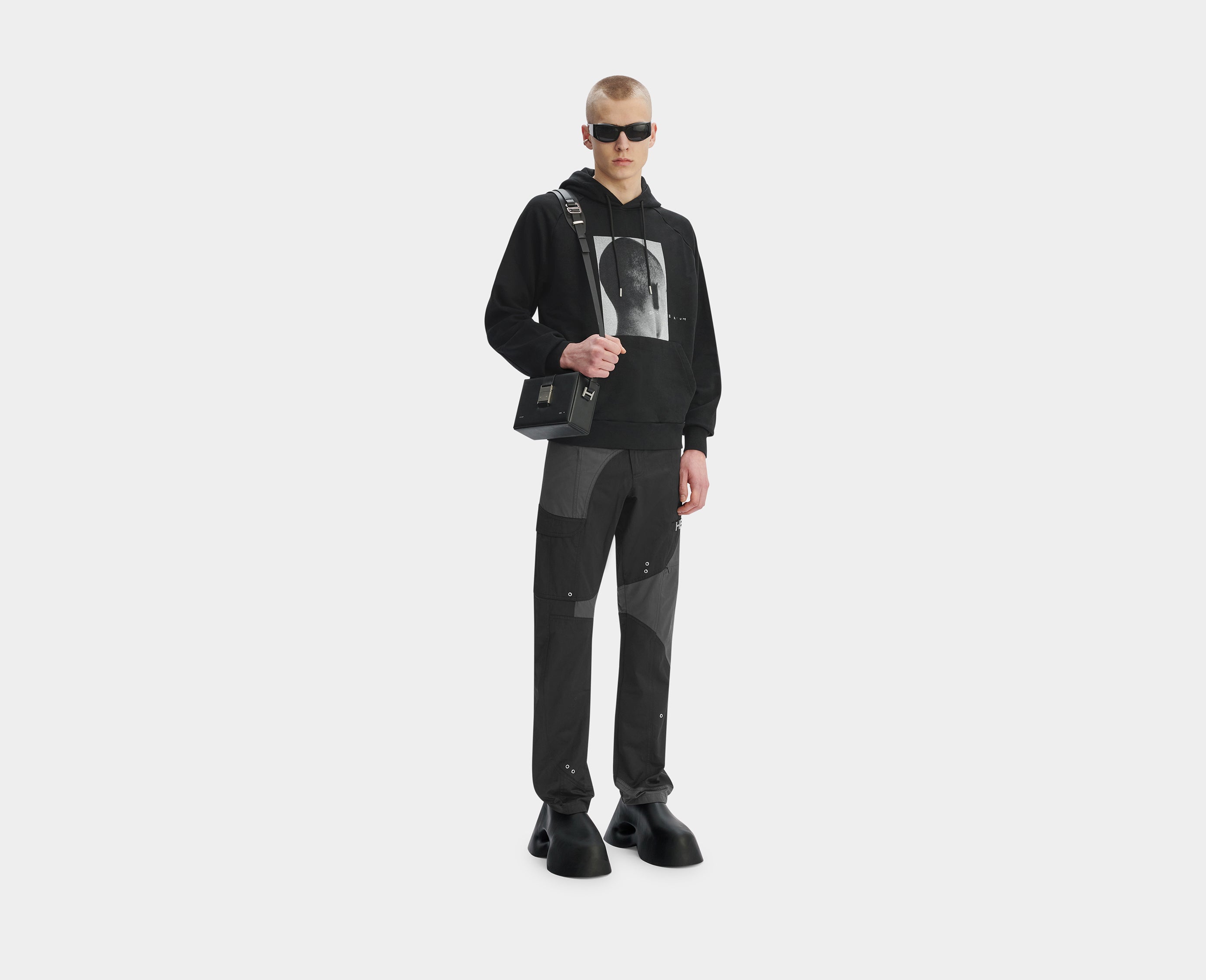 HE, product: MINIMAL TWILL CARGO PANTS (Fig. 3)