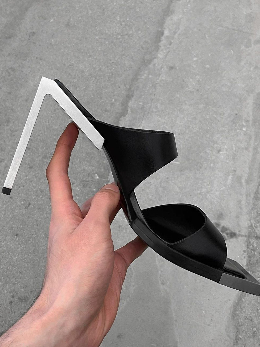 HE, product: SANDALS (Fig. 24)