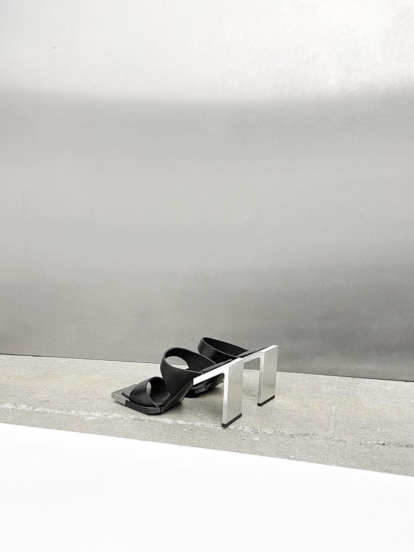 HE, product: SANDALS (Fig. 23)