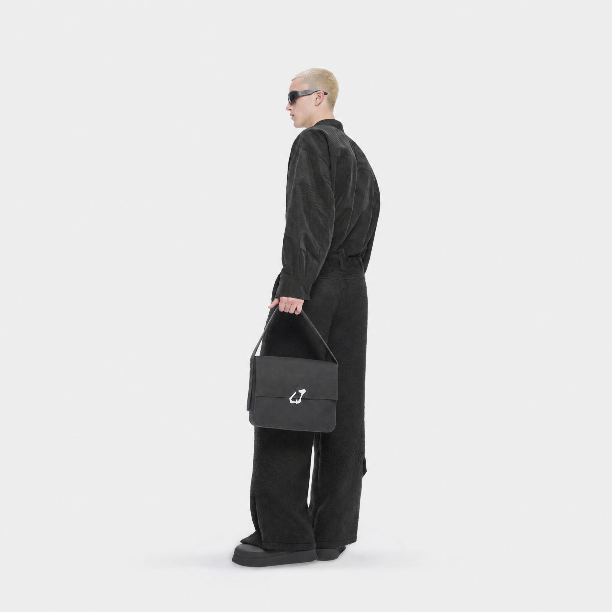 HE, product: ELUENT CANVAS BAG (Fig. 5)