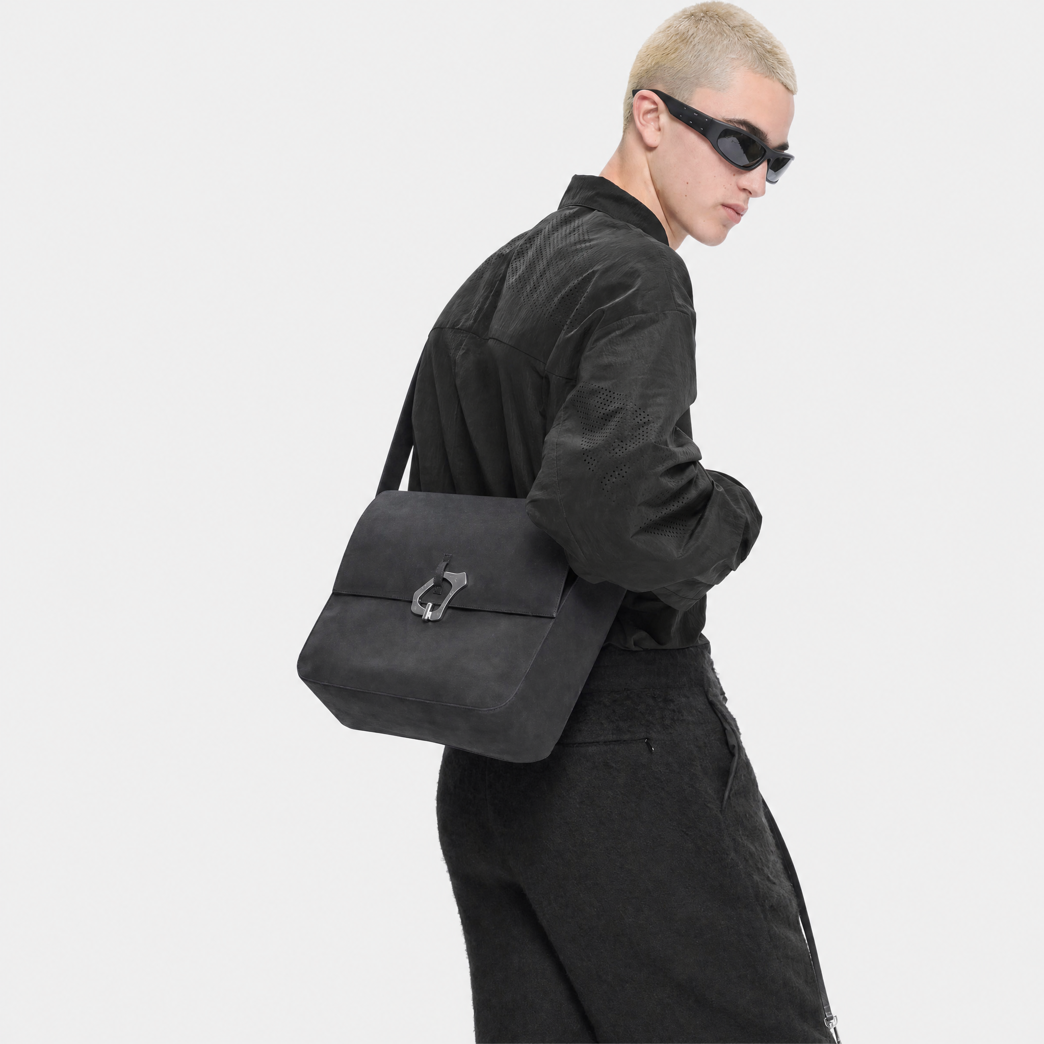 HE, product: ELUENT CANVAS BAG (Fig. 4)