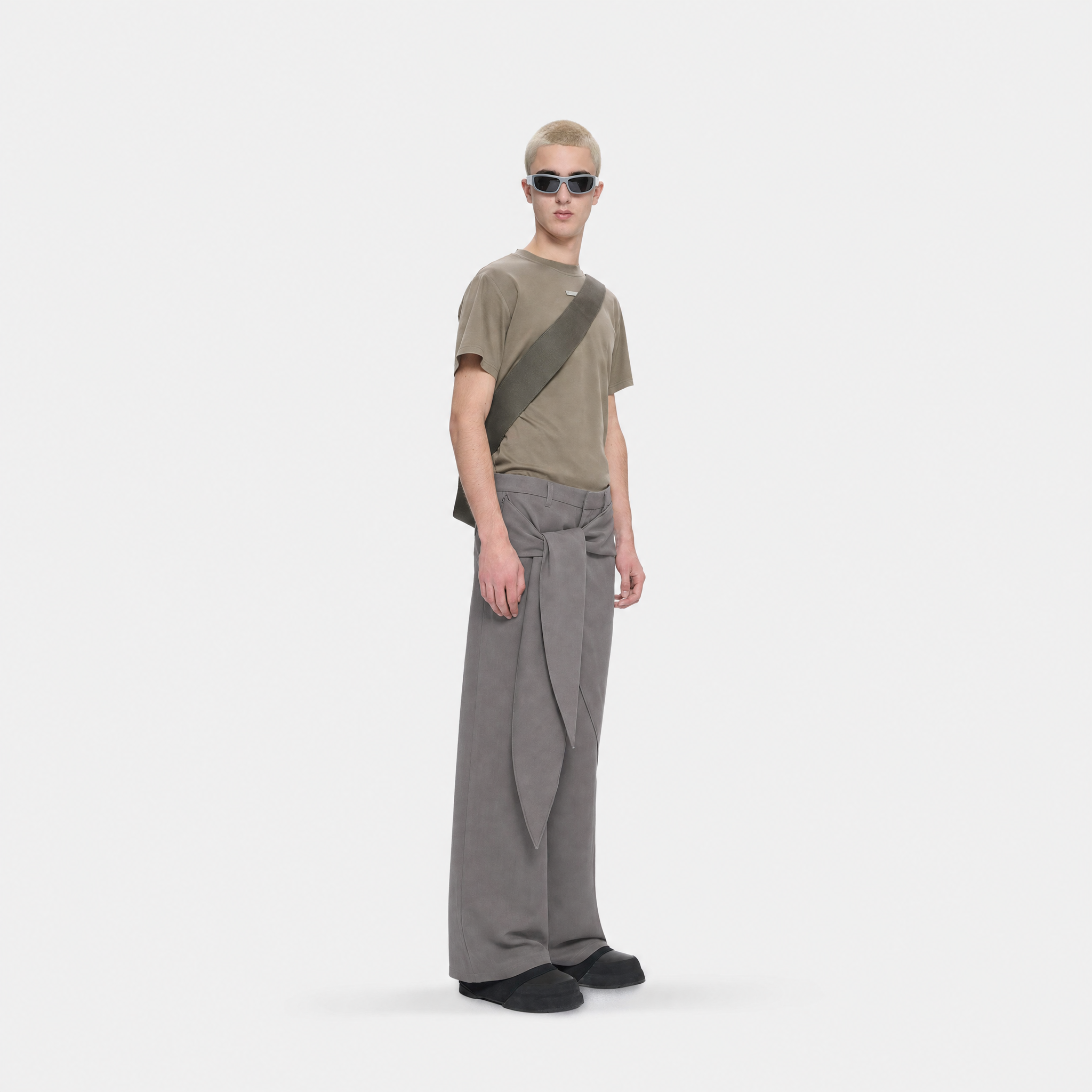 HE, product: SONEME TROUSERS (Fig. 3)