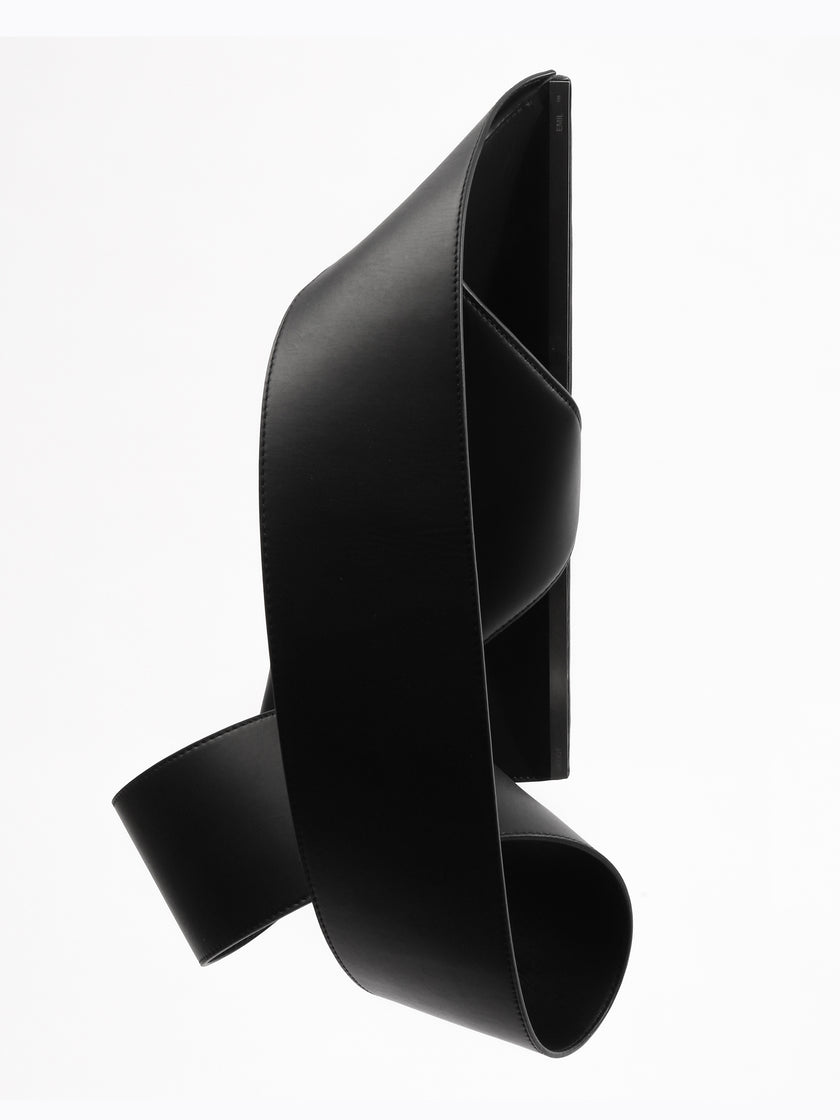 HE, product: UNITY BAGUETTE LEATHER BAG (Fig. 15)