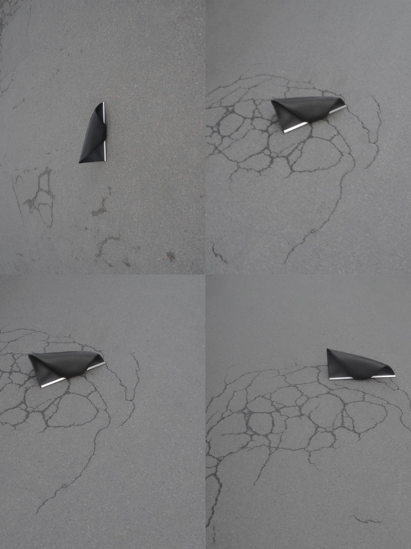 HE, product: UNITY BAGUETTE LEATHER BAG (Fig. 18)