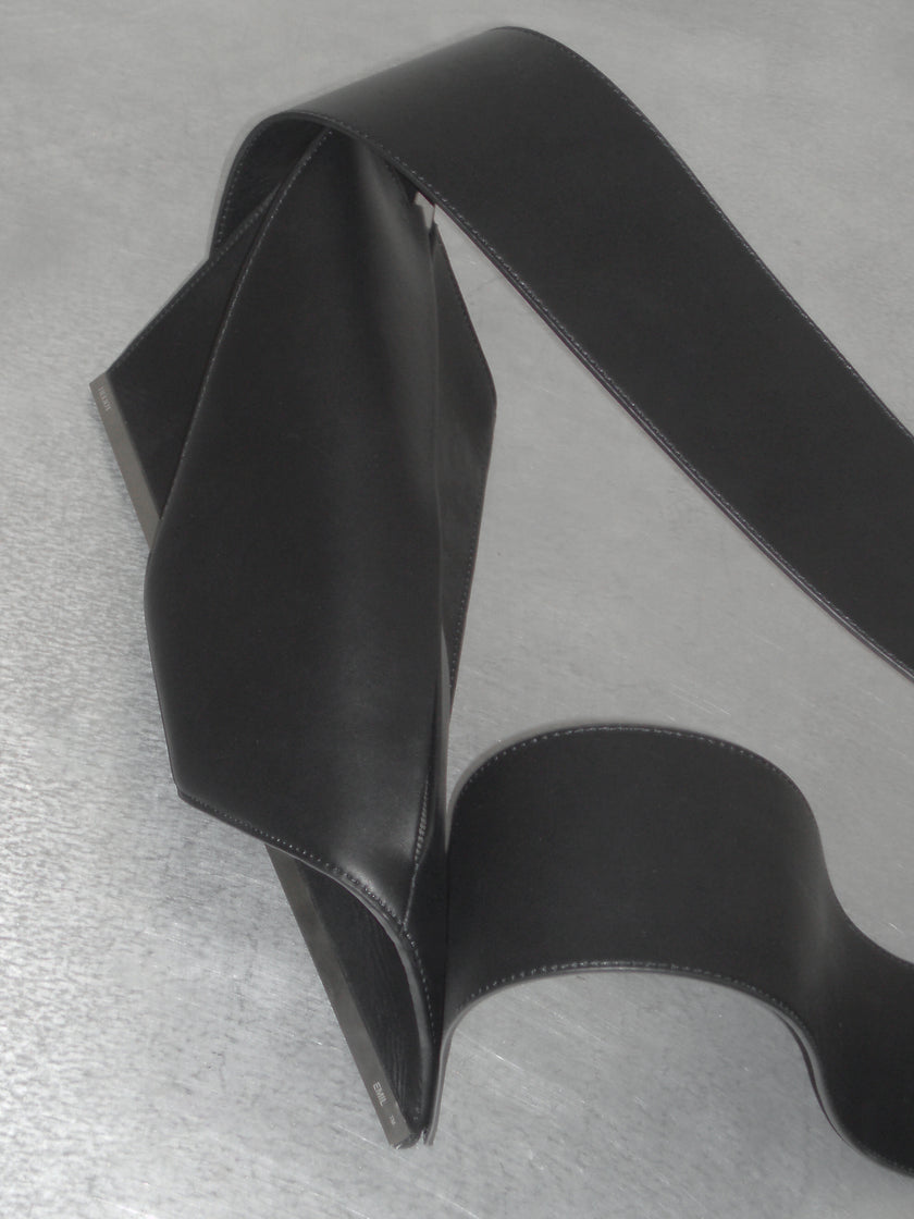 HE, product: UNITY BAGUETTE LEATHER BAG (Fig. 14)