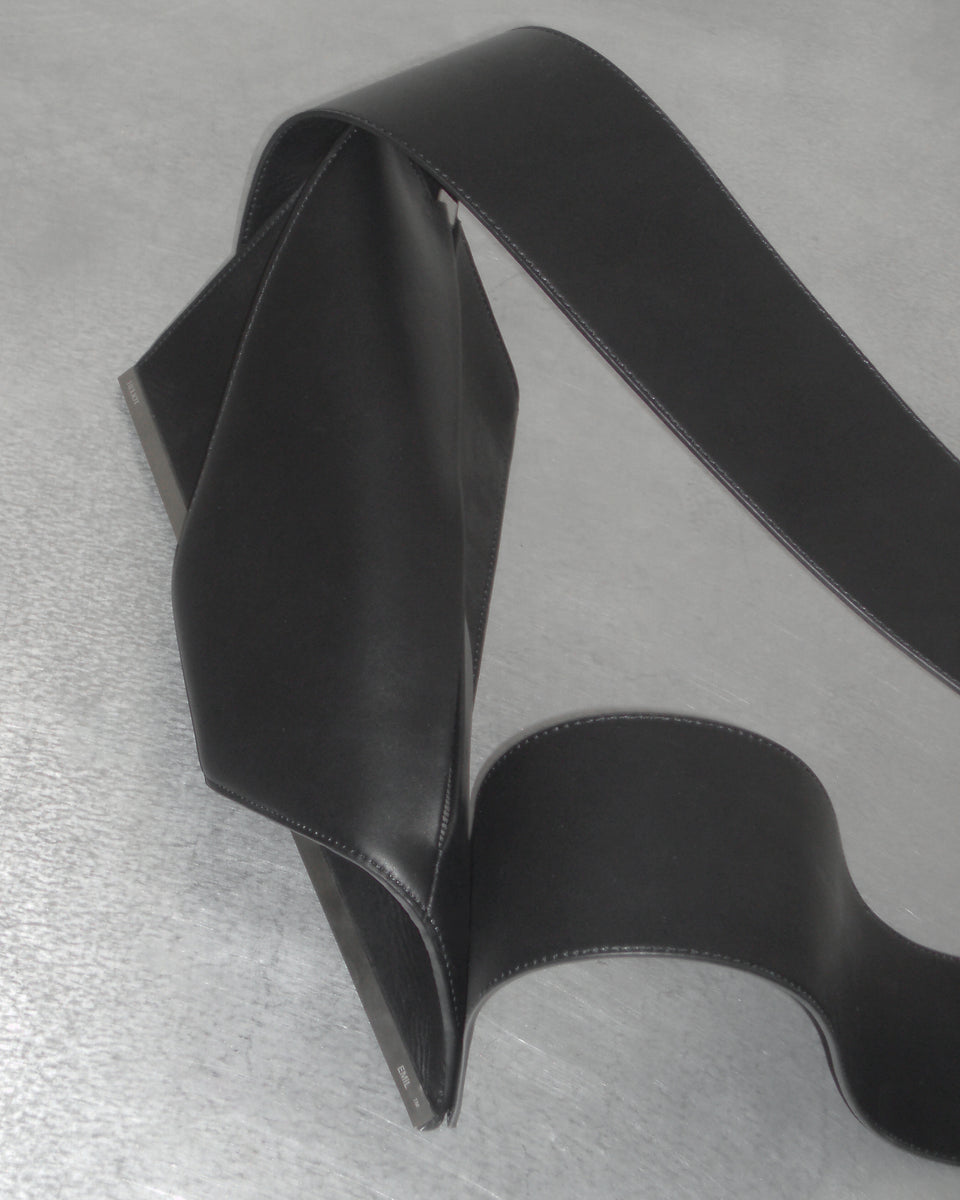 HELIOT EMIL_UNITY_BAGUETTE_LEATHER_BAG_IMG02.jpg