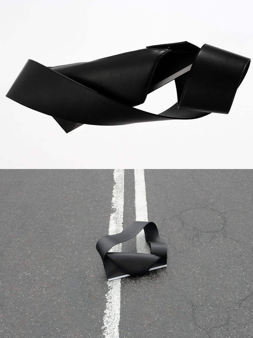 HE, product: UNITY BAGUETTE LEATHER BAG (Fig. 16)