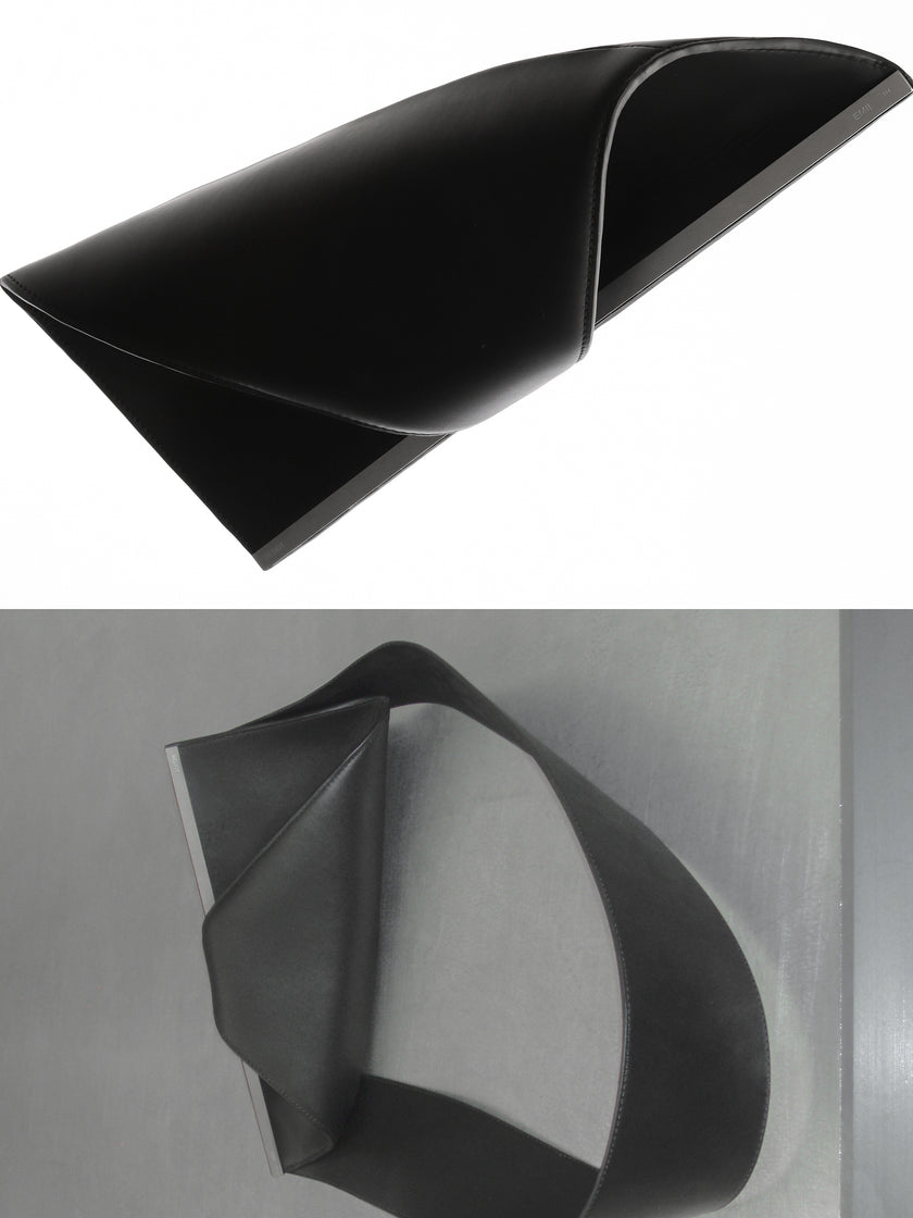 HE, product: UNITY BAGUETTE LEATHER BAG (Fig. 22)