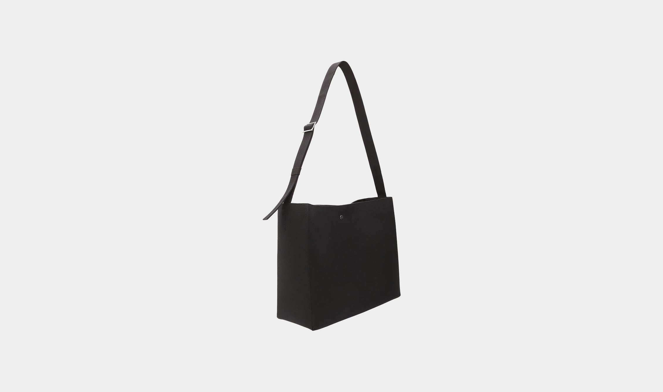 HE, product: CLAROR TOTE BAG (Fig. 11)