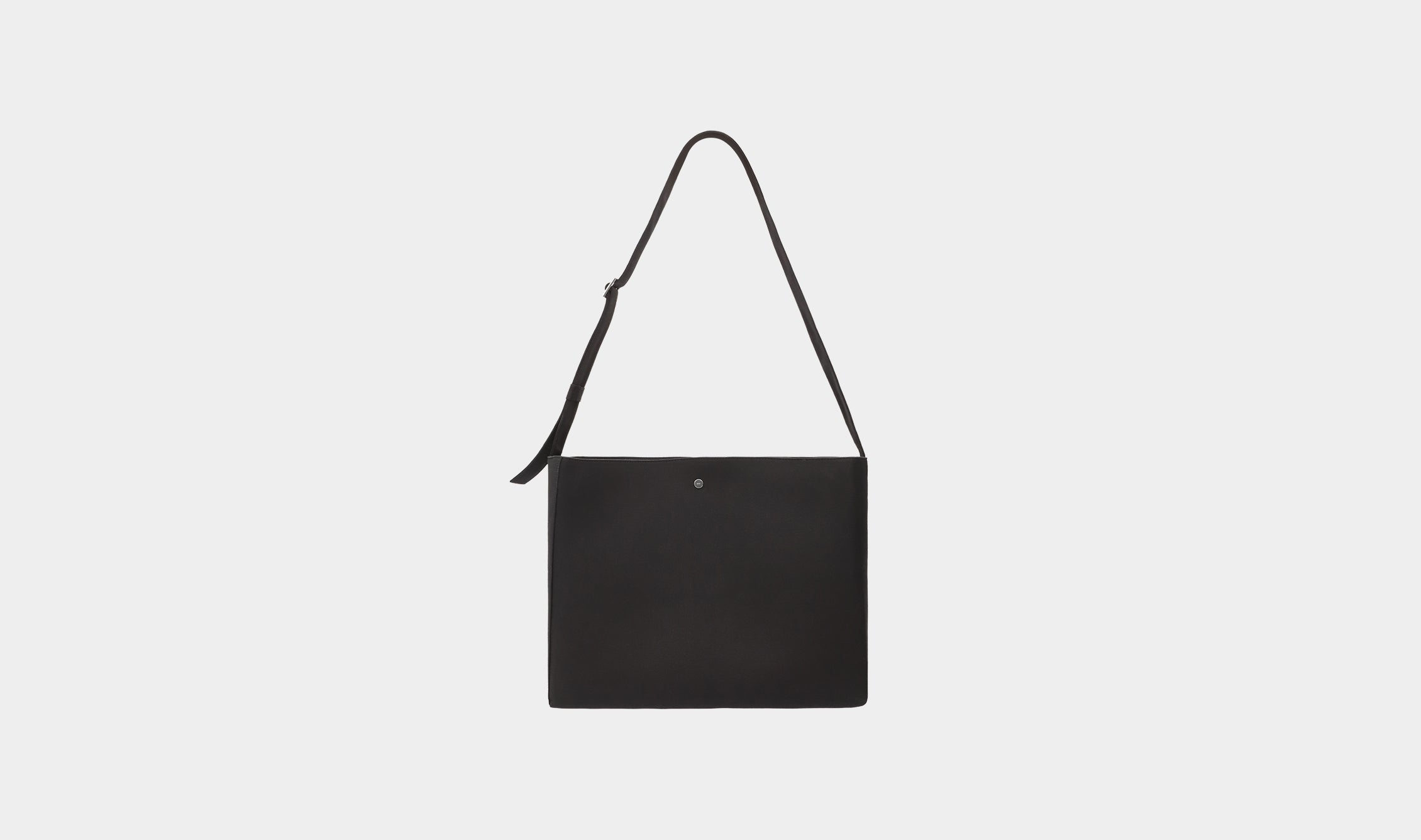 HE, product: CLAROR TOTE BAG (Fig. 8)
