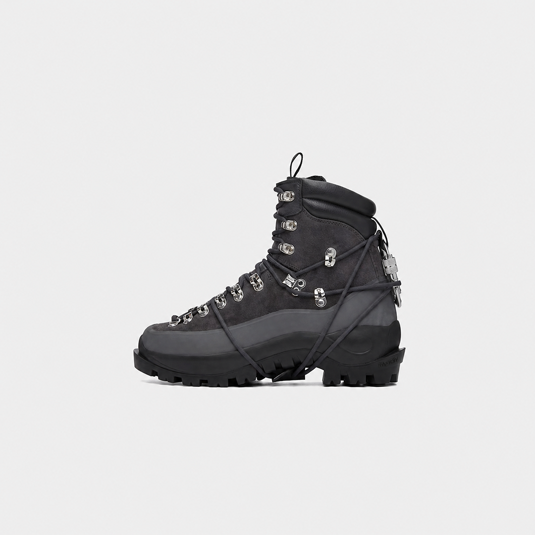 HE, product: HIKING BOOTS (Fig. 7)
