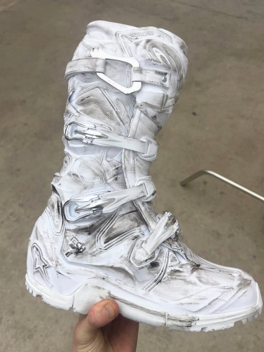 HE, product: IGNITE BOOTS (Fig. 17)