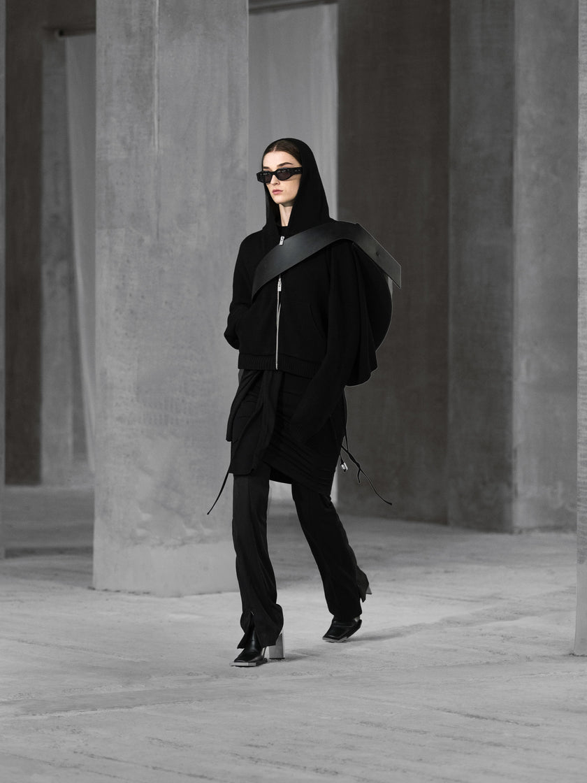 HE, product: SAROS HOODIE (Fig. 13)