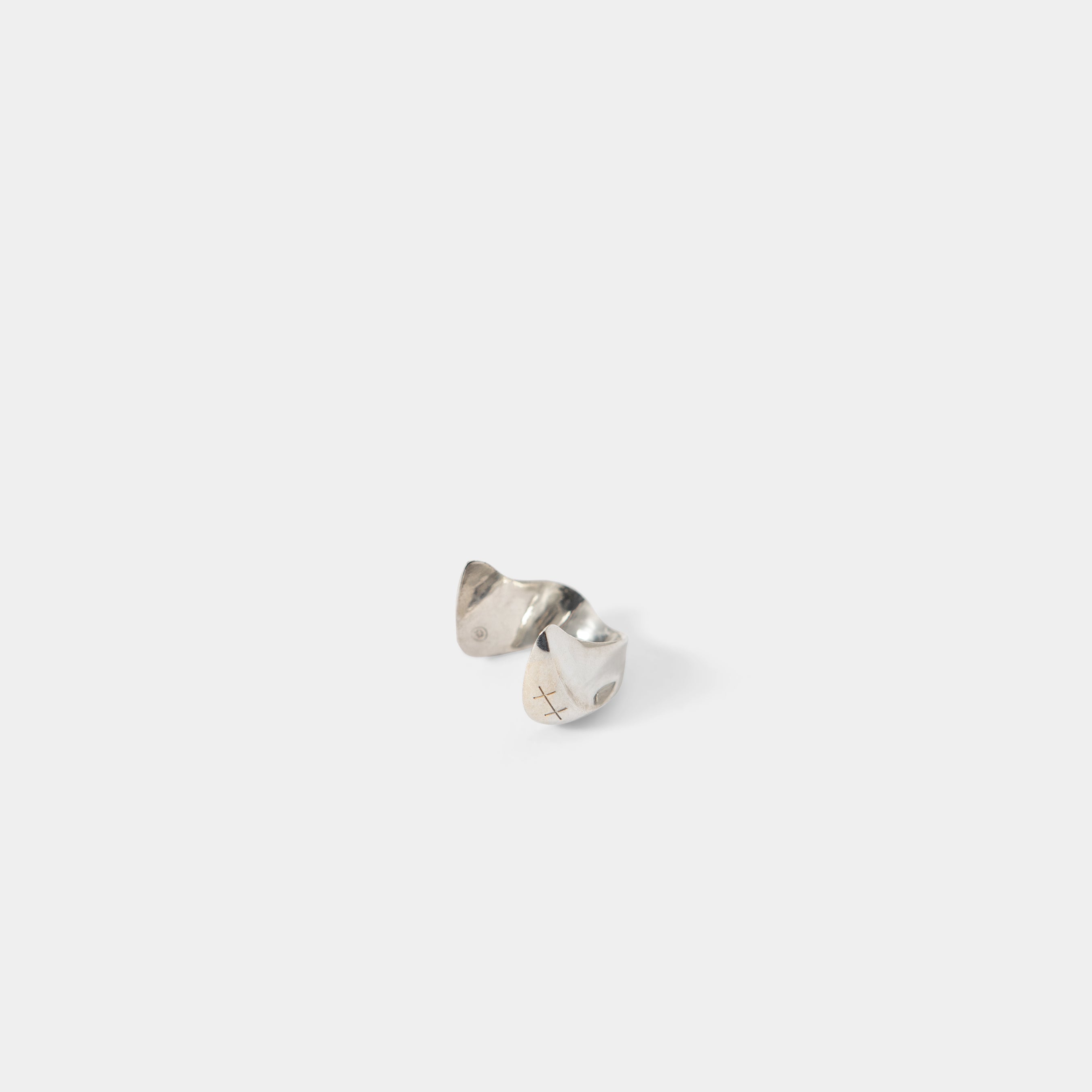 HE, product: SCAPE EARCUFF (Fig. 1)