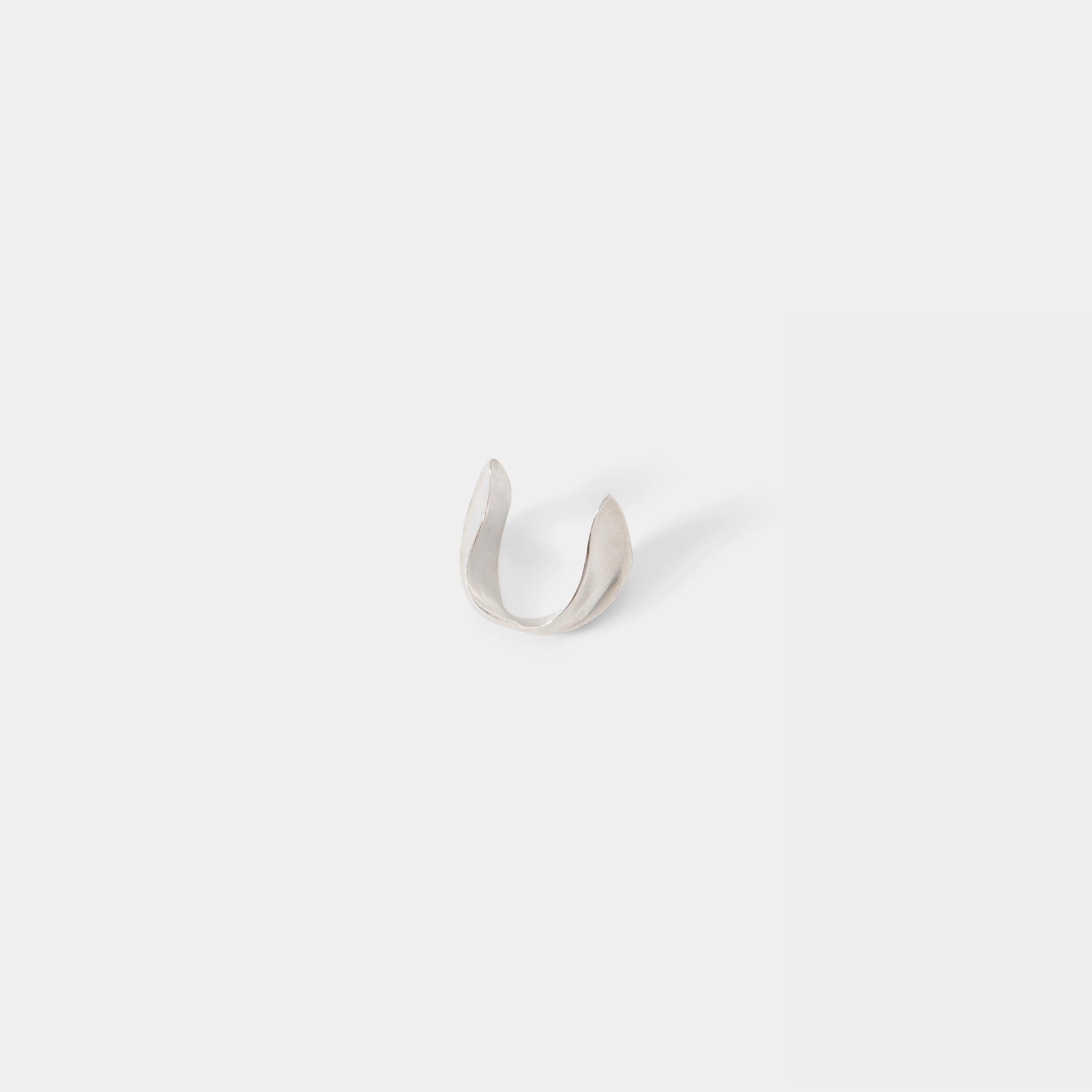 HE, product: SCAPE EARCUFF (Fig. 2)