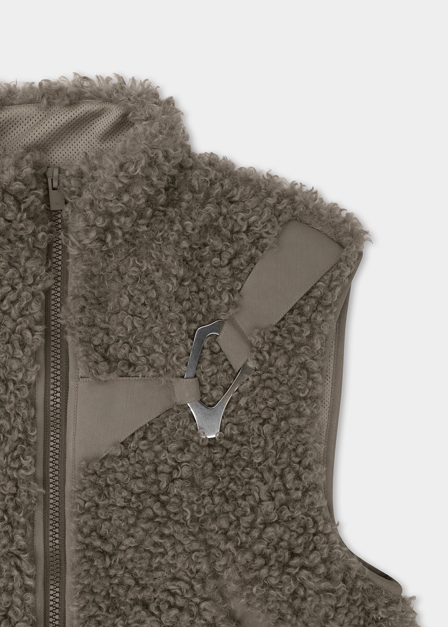 HE, product: CHIAROSCURO VEST (Fig. 10)