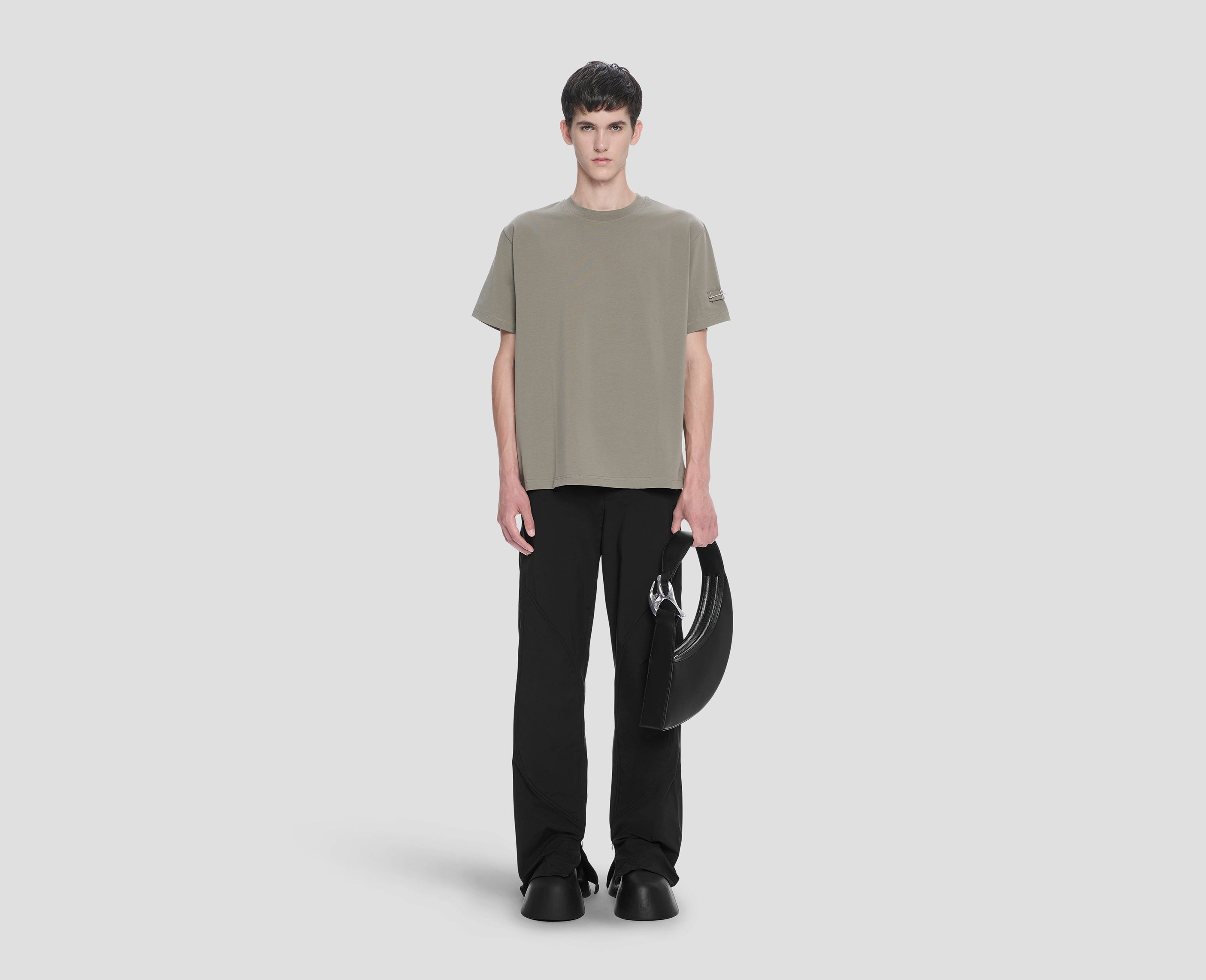 HE, product: ARMBAND T-SHIRT (Fig. 2)