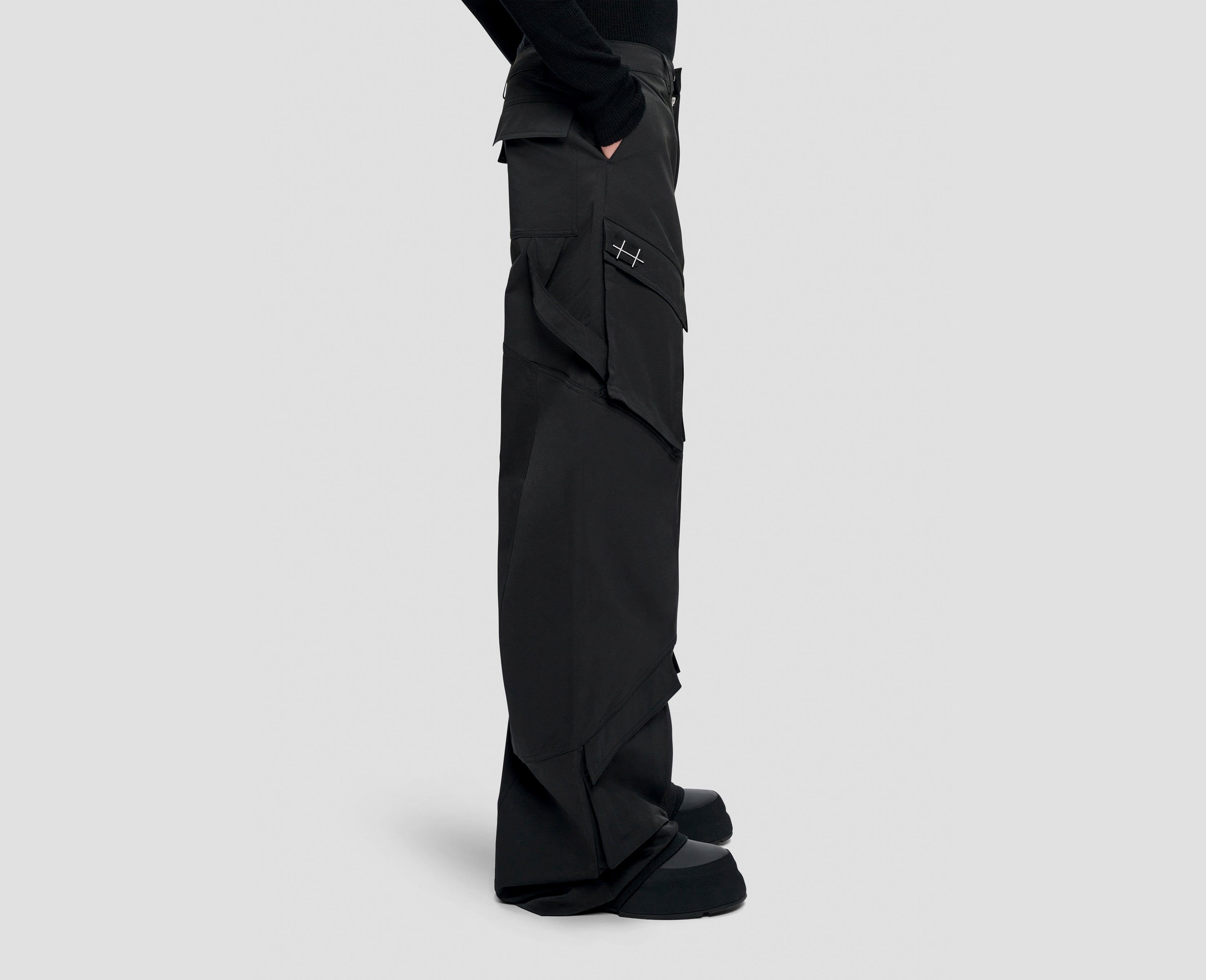 HE, product: CELLULAE CARGO TROUSERS (Fig. 9)