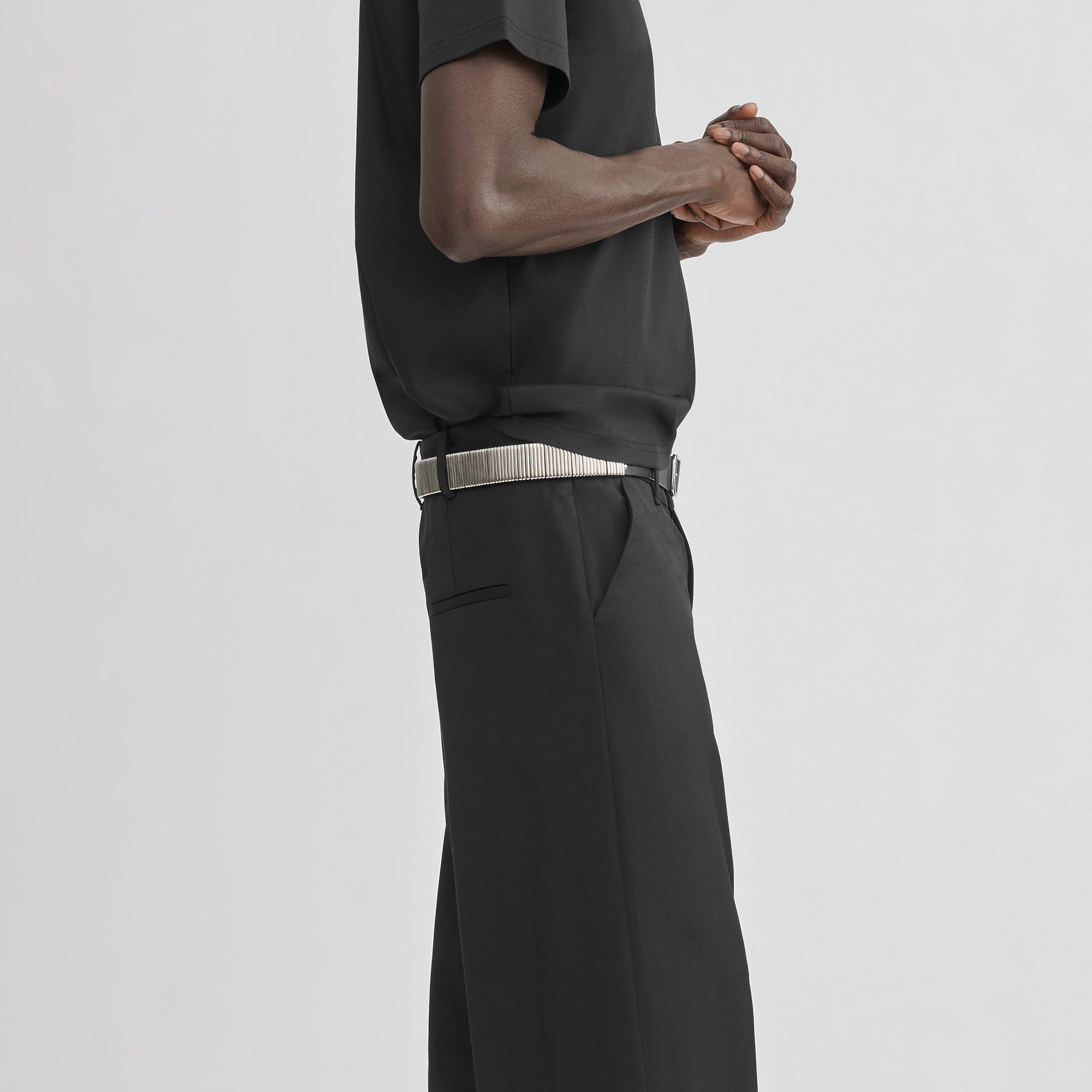 HE, product: UNIFORM REGULAR T-SHIRT (Fig. 4)