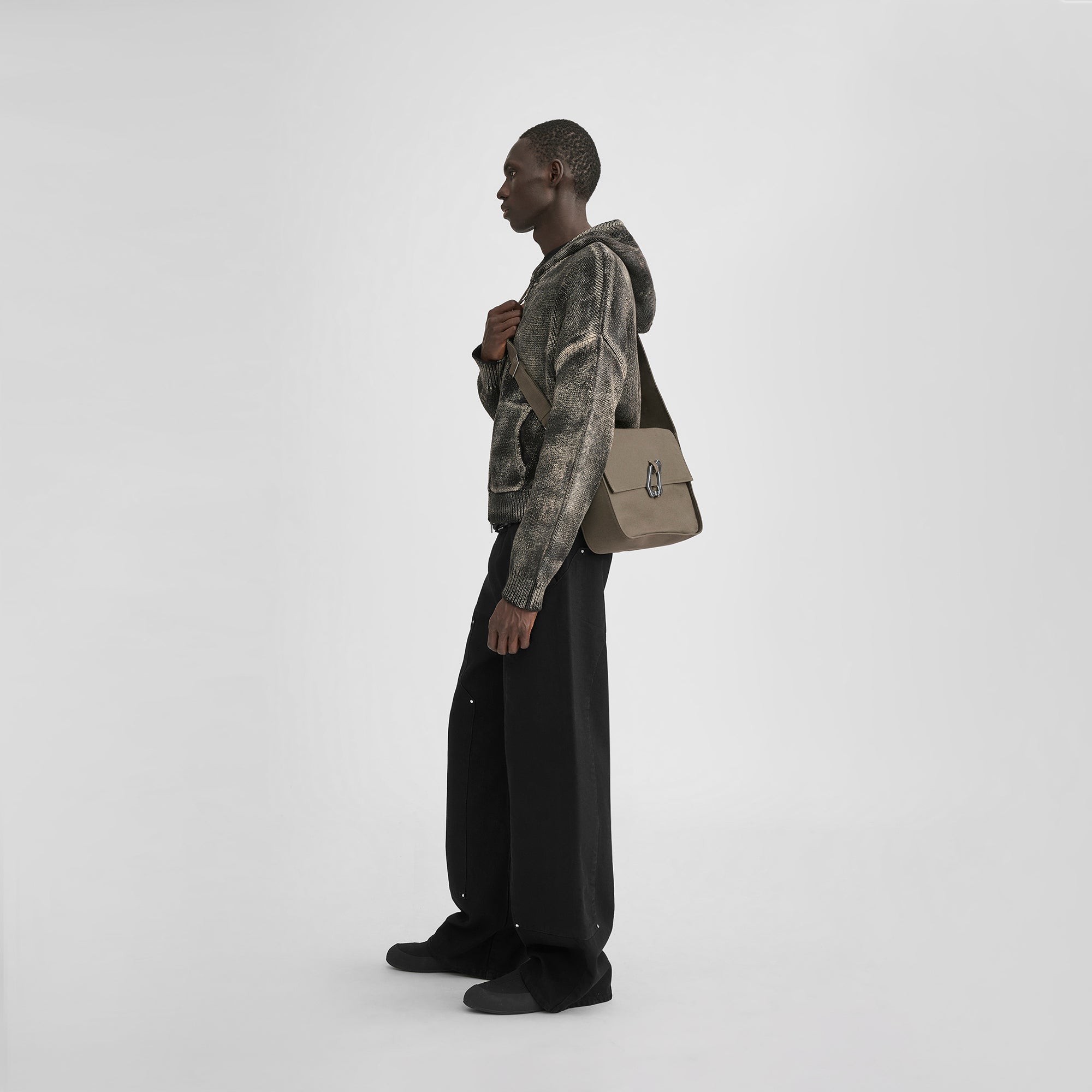 HE, product: ELUENT CANVAS BAG (Fig. 4)