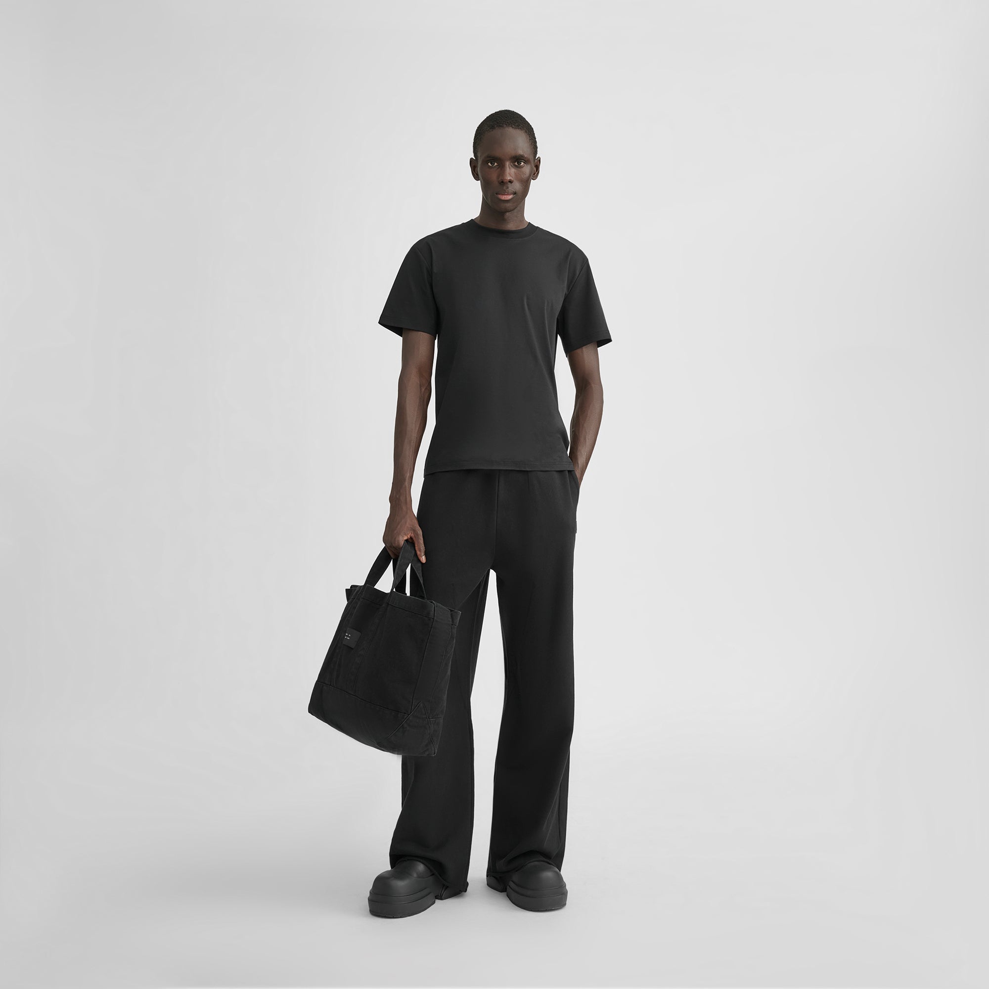 HE, product: UNIFORM TOTE BAG (Fig. 3)