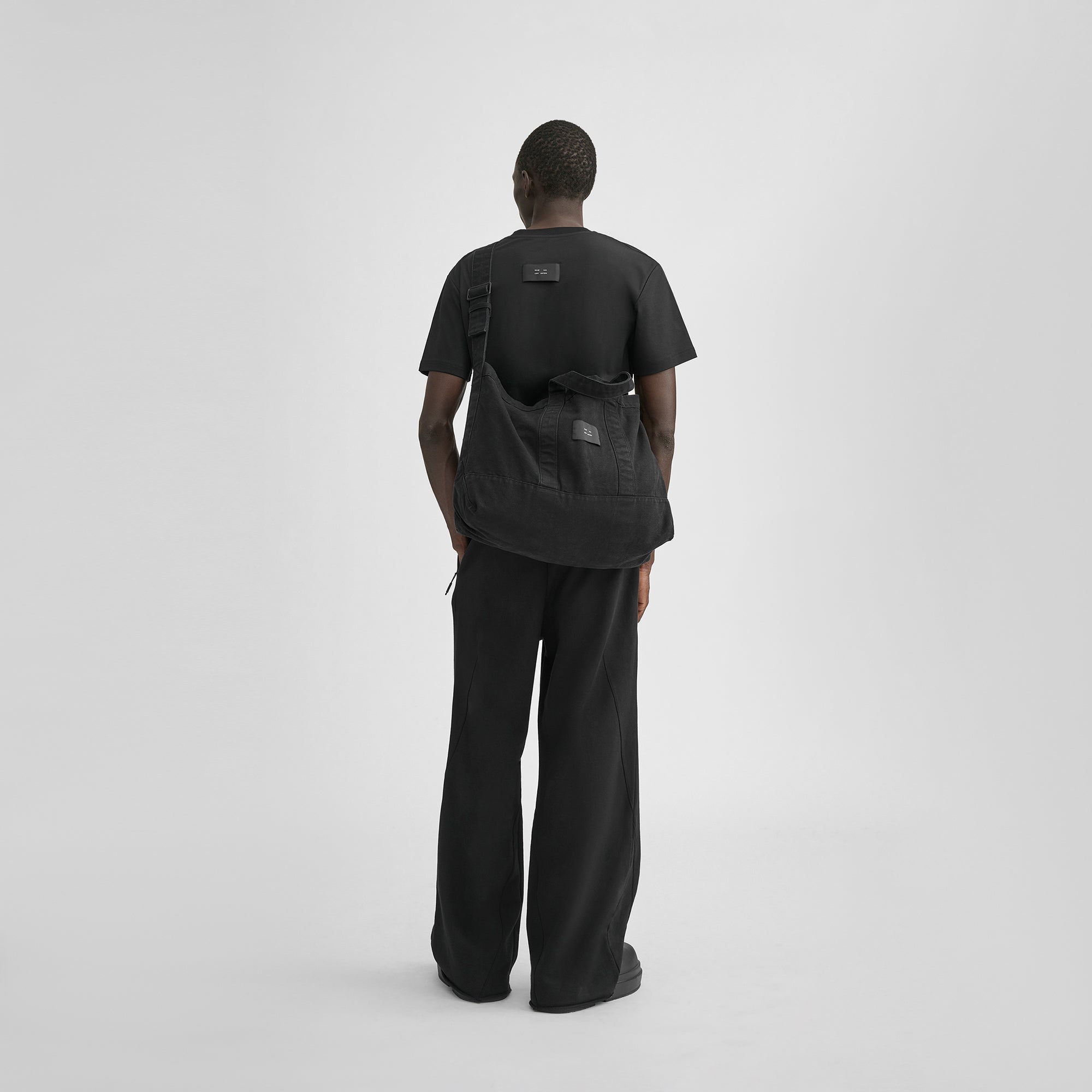 HE, product: UNIFORM TOTE BAG (Fig. 5)