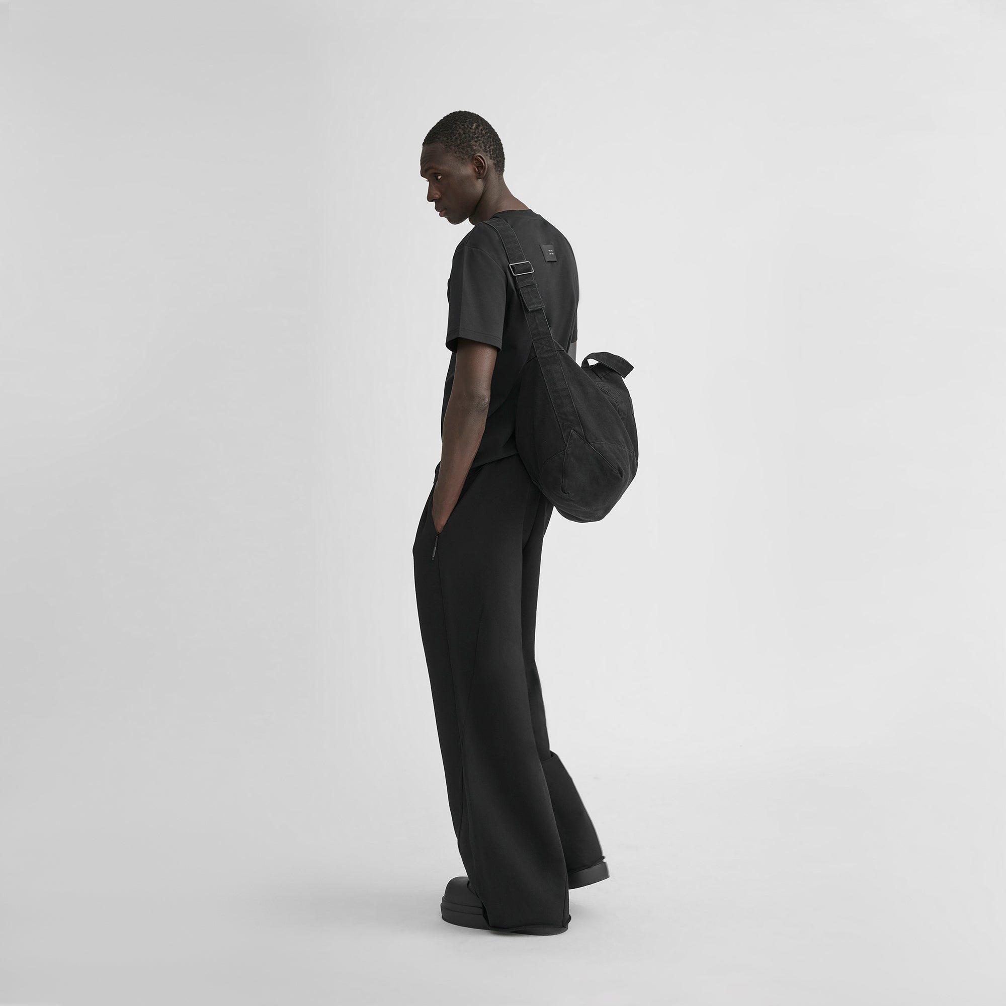 HE, product: UNIFORM TOTE BAG (Fig. 4)