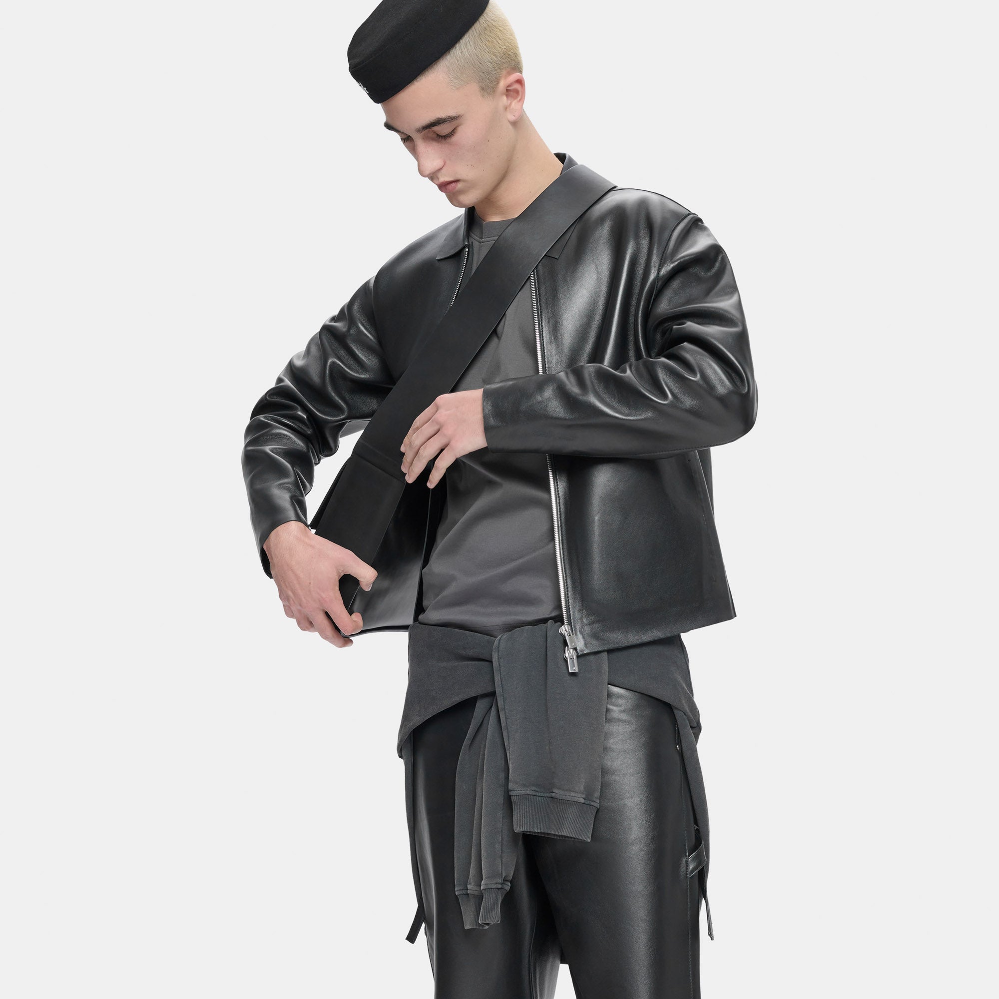 HE, product: ELUENT LEATHER BAG (Fig. 4)