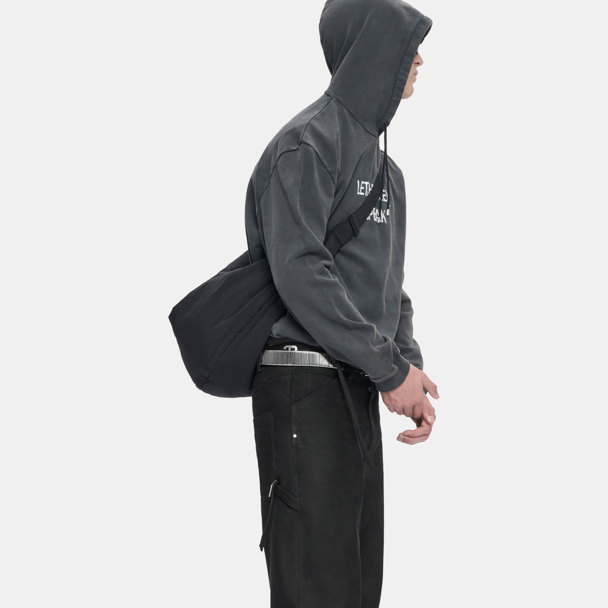 HE, product: ATTACHE TOTE (Fig. 4)
