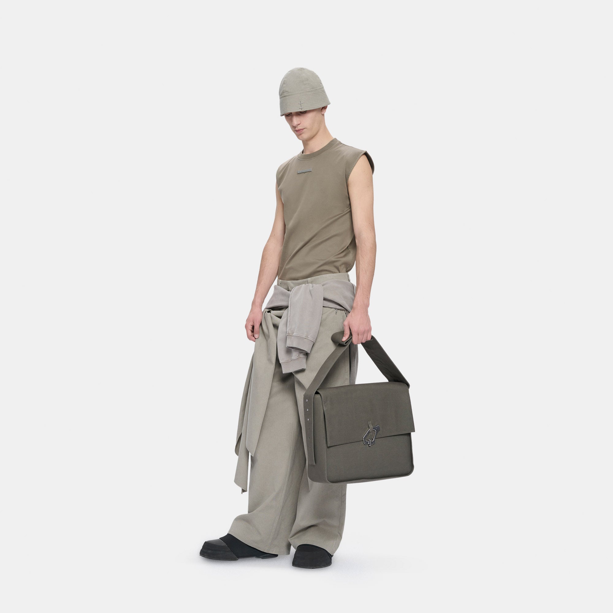 HE, product: ELUENT CANVAS BAG DARK STONE (Fig. 4)
