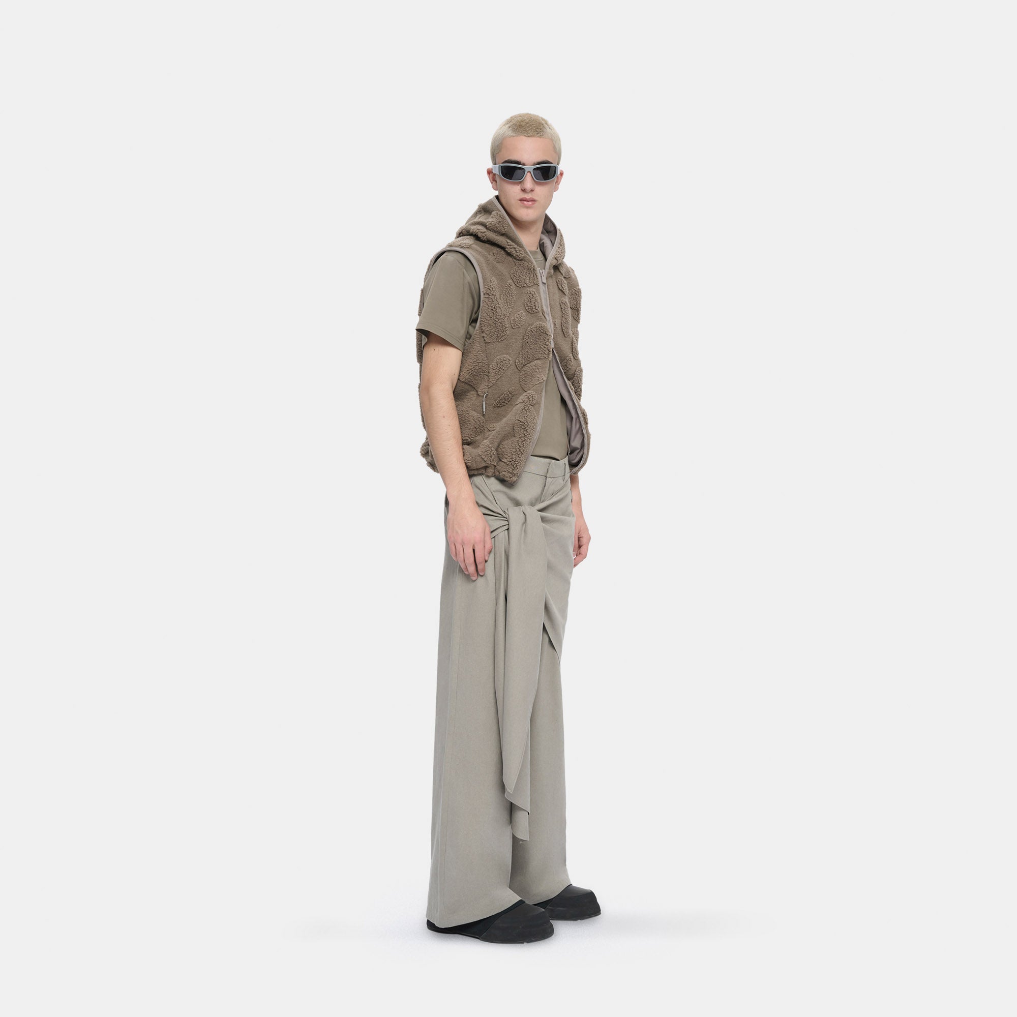 HE, product: ATONAL VEST DARK STONE (Fig. 3)