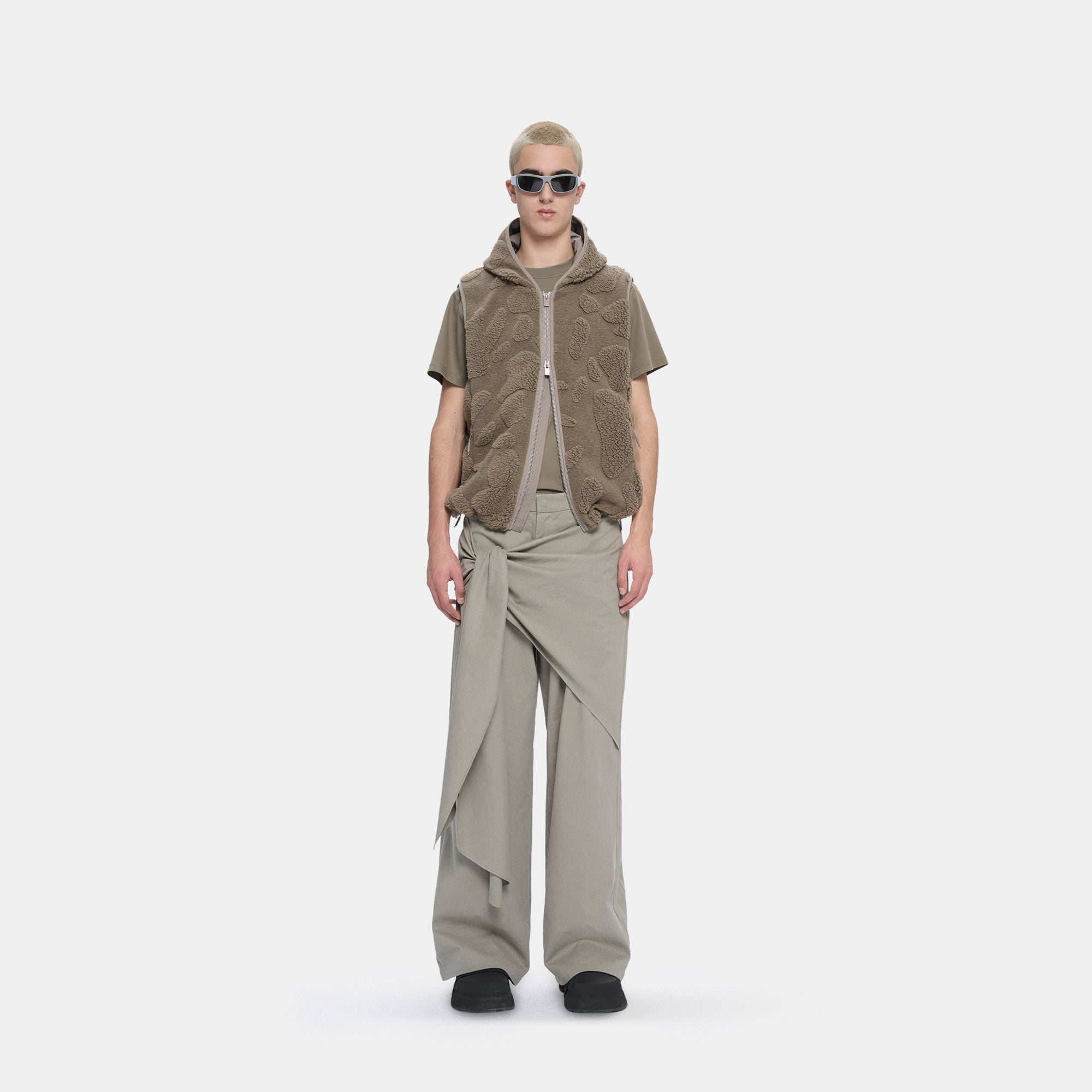 HE, product: ATONAL VEST DARK STONE (Fig. 2)
