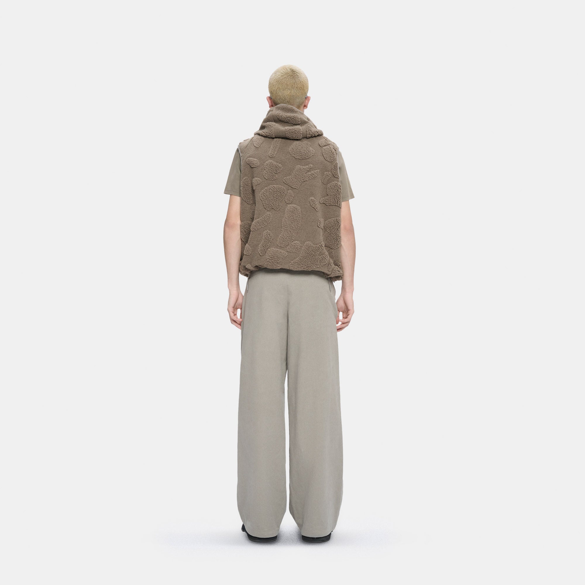 HE, product: ATONAL VEST DARK STONE (Fig. 6)