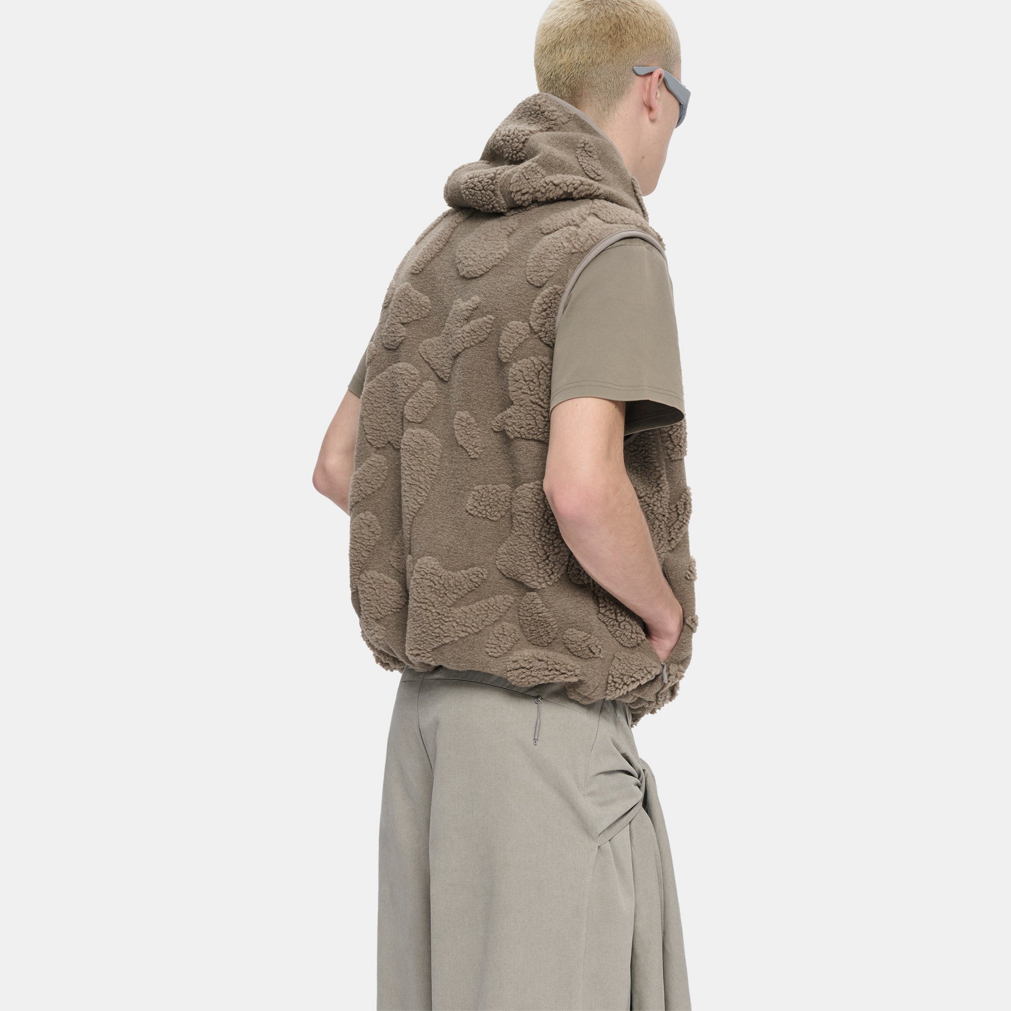 HE, product: ATONAL VEST DARK STONE (Fig. 5)