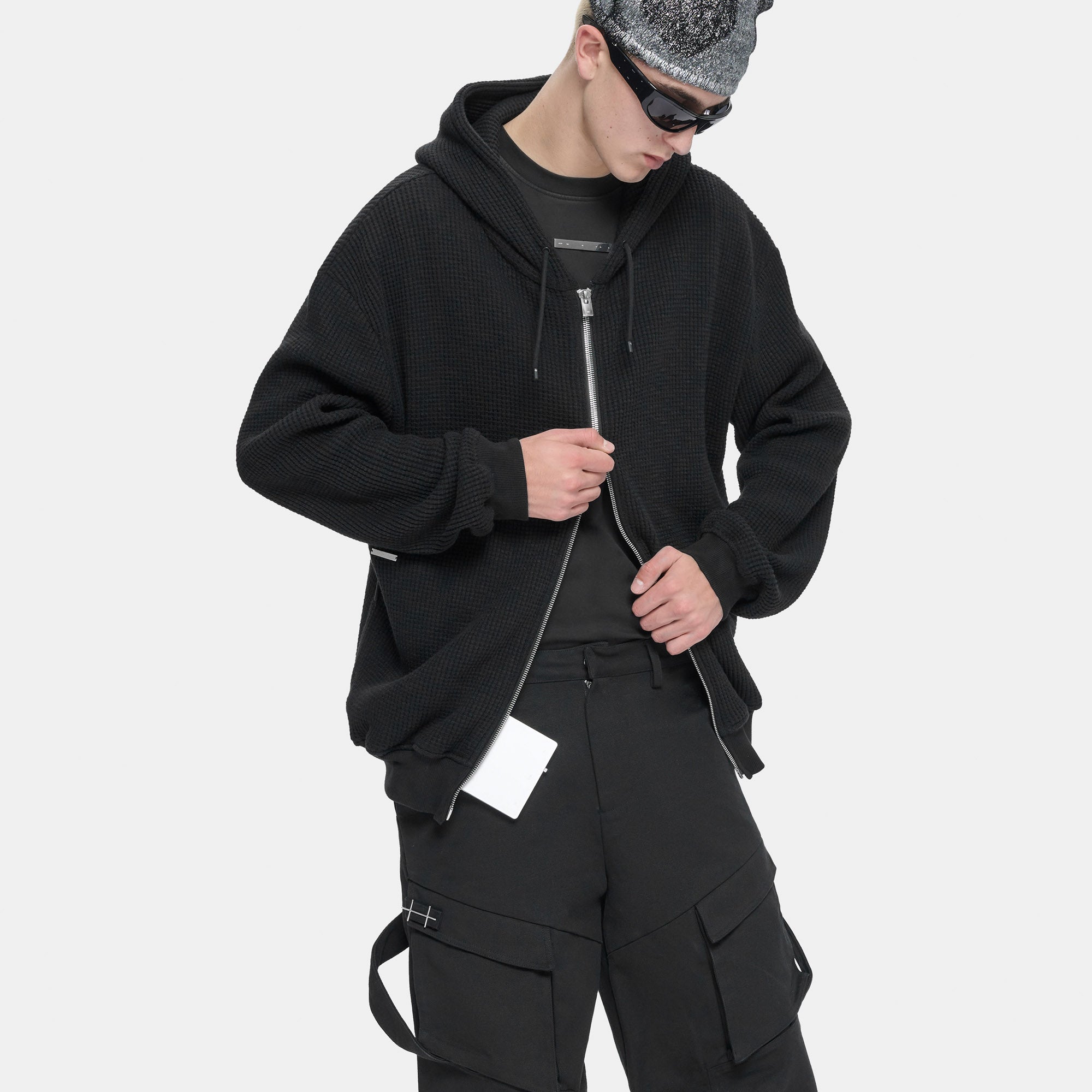 HE, product: ALUMINIUM CARD HOLDER WITH CARABINER (Fig. 8)