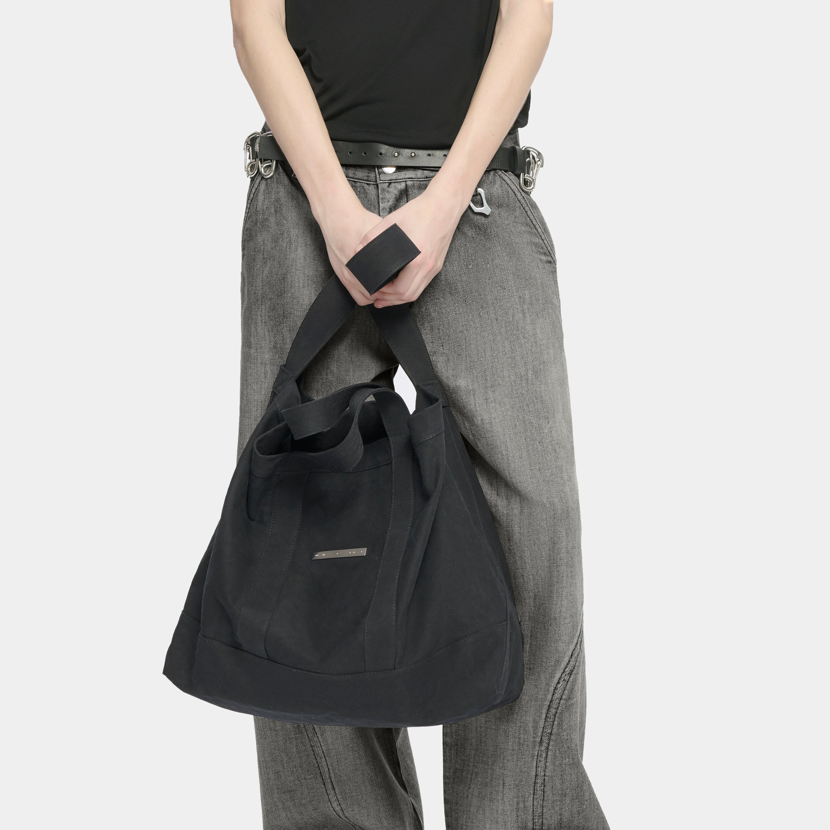 HE, product: SHIRE TOTE (Fig. 2)